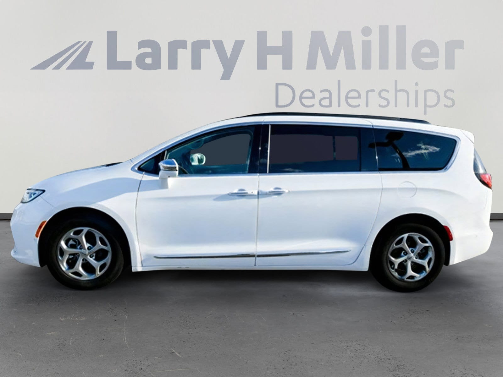 Certified 2022 Chrysler Pacifica Limited with VIN 2C4RC1GG5NR182427 for sale in Surprise, AZ