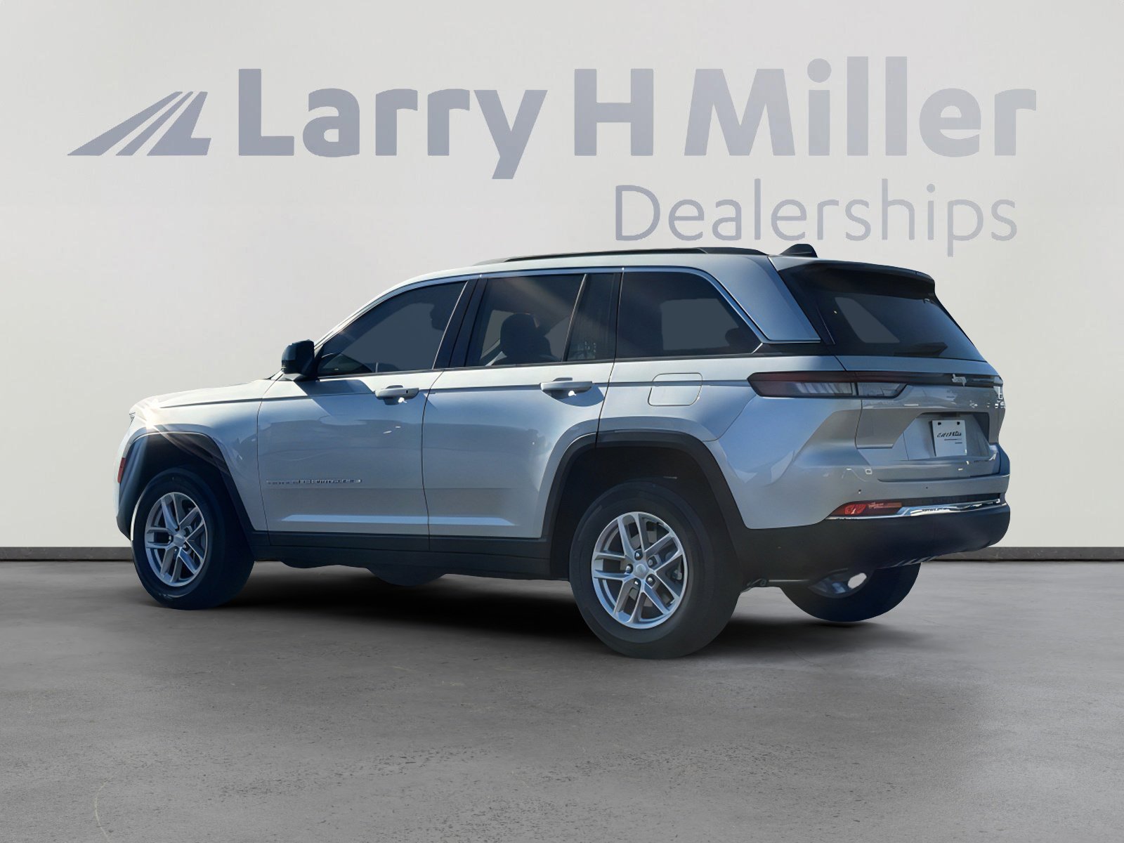 2025 Jeep Grand Cherokee Laredo photo 2