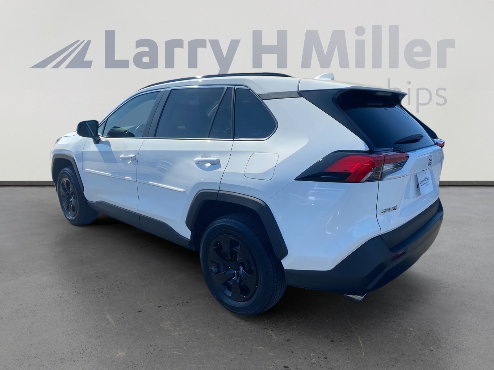 2021 Toyota RAV4 LE photo 3