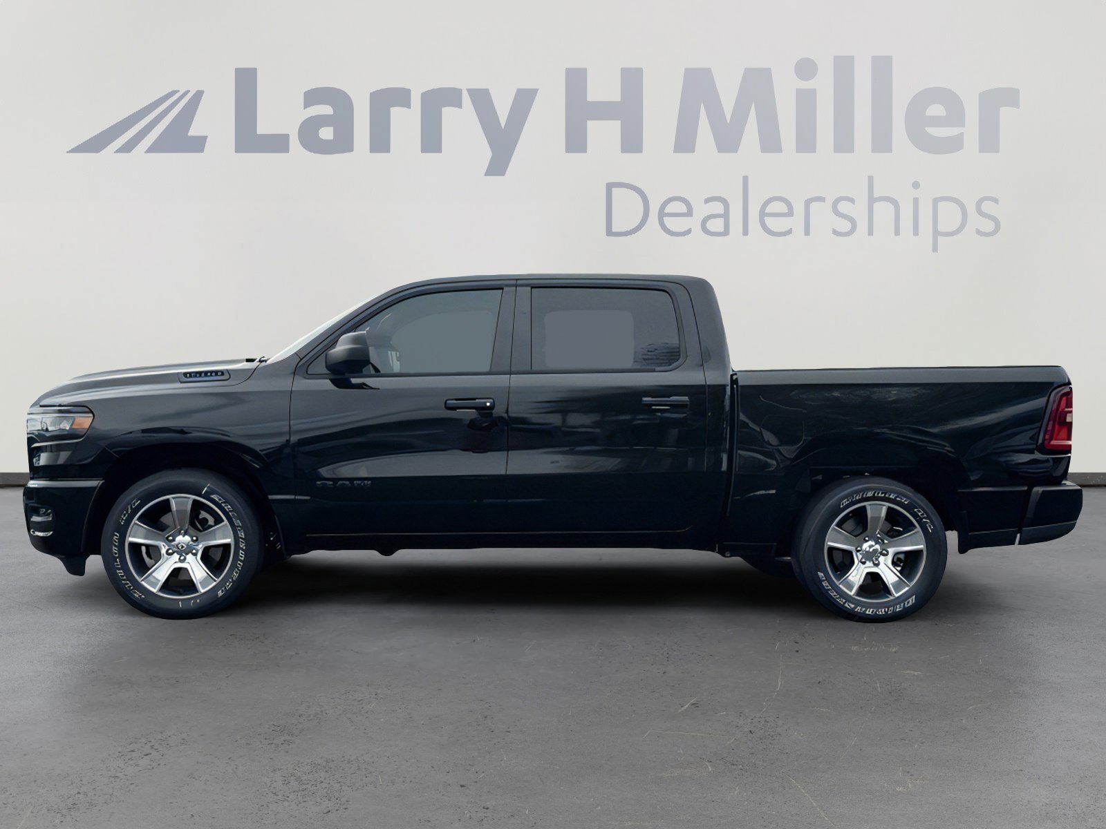 2025 Ram 1500 Tradesman photo 2