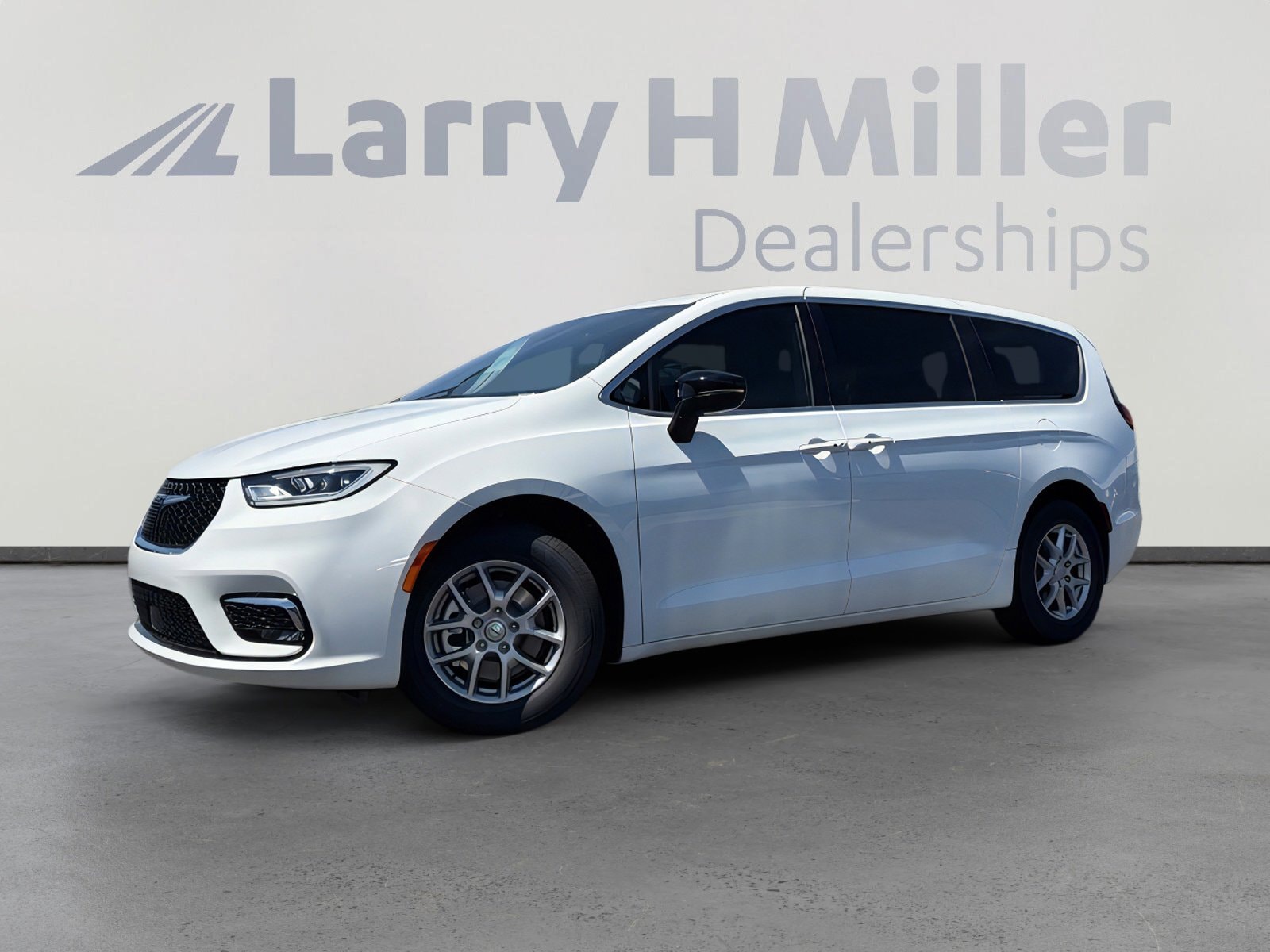 2026 Chrysler Pacifica Select's photo