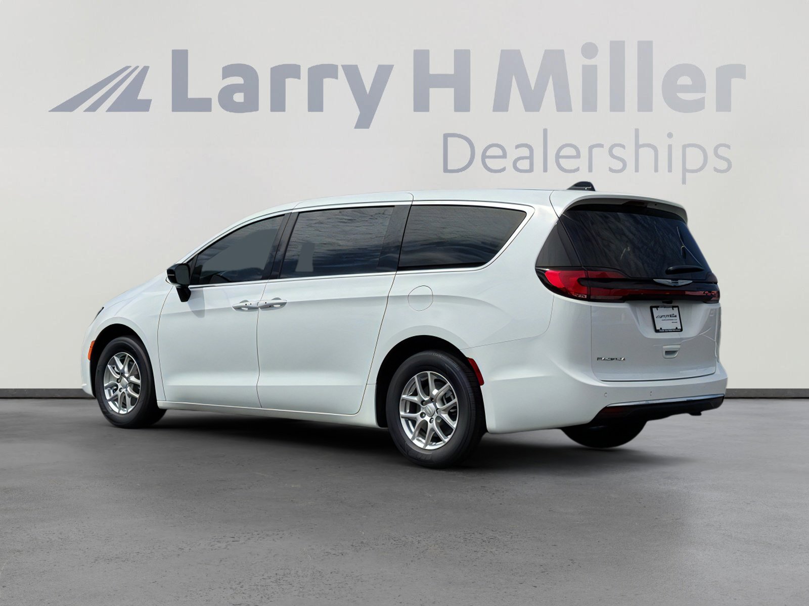 2026 Chrysler Pacifica photo 3