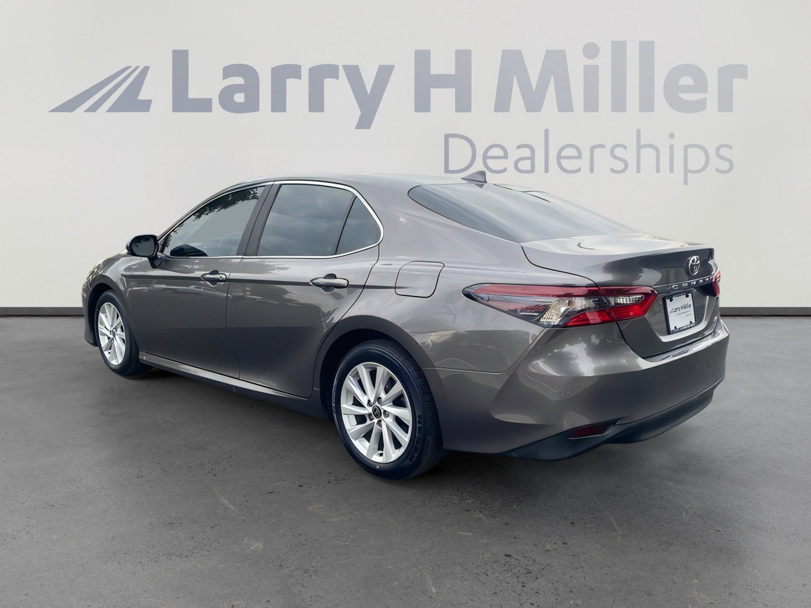 2021 Toyota Camry LE photo 3
