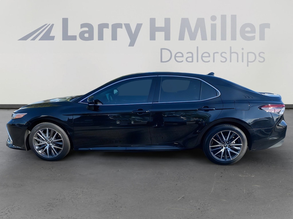 Used 2022 Toyota Camry Hybrid XLE Sedan