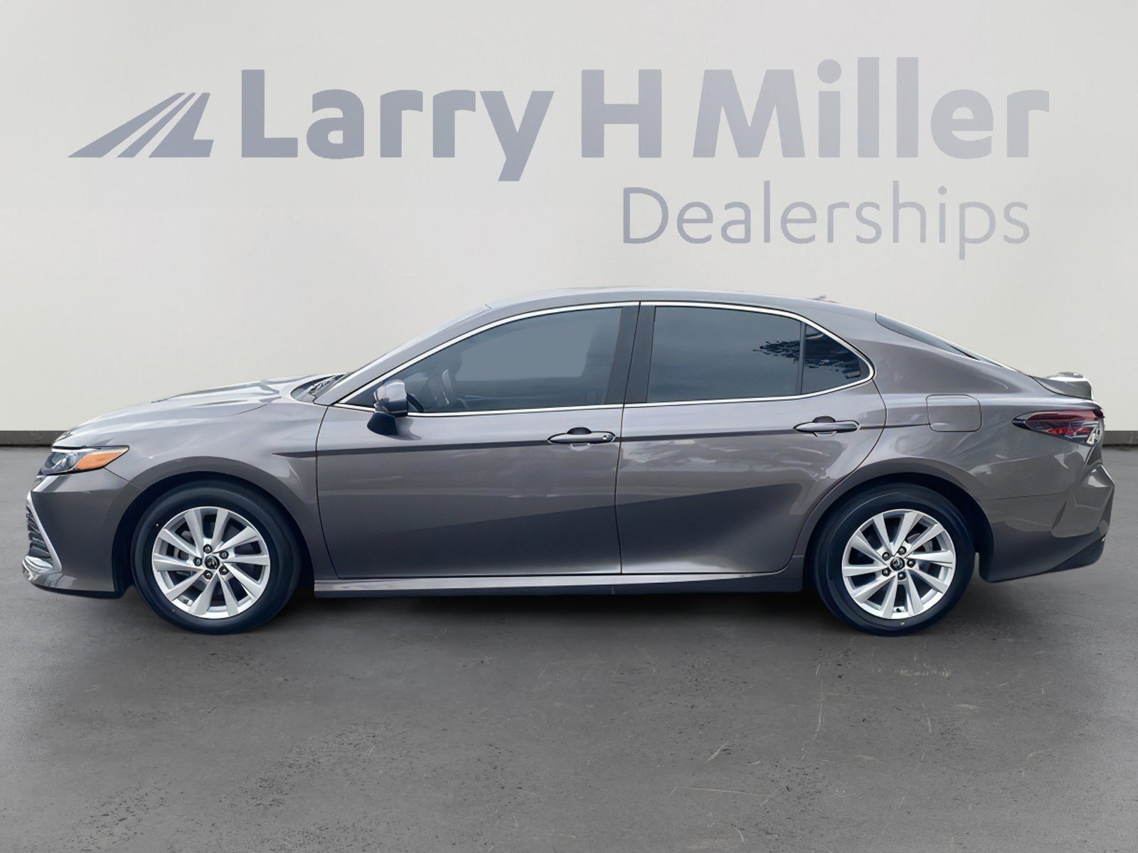 2021 Toyota Camry LE photo 2