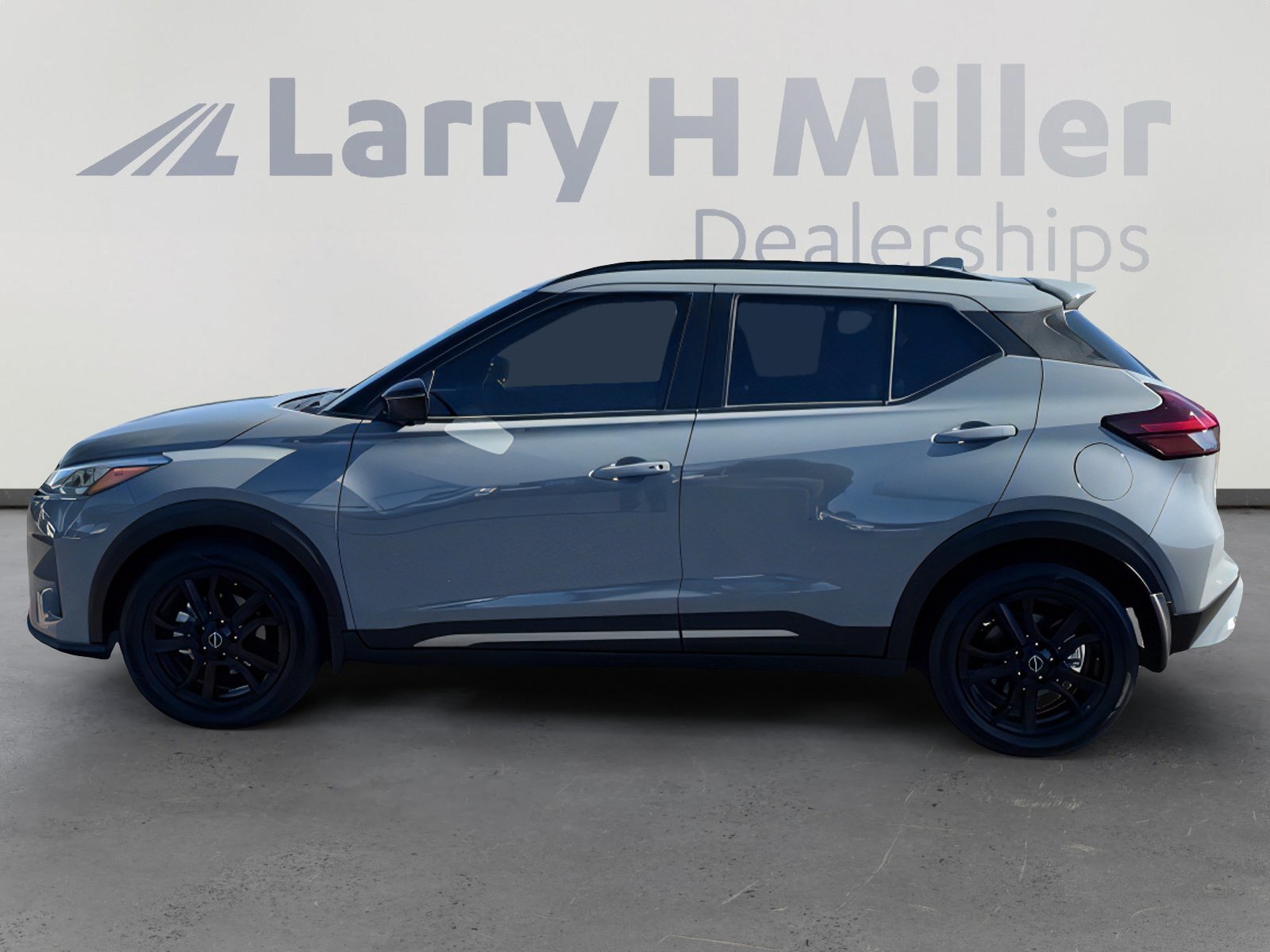 2023 Nissan Kicks SR photo 2