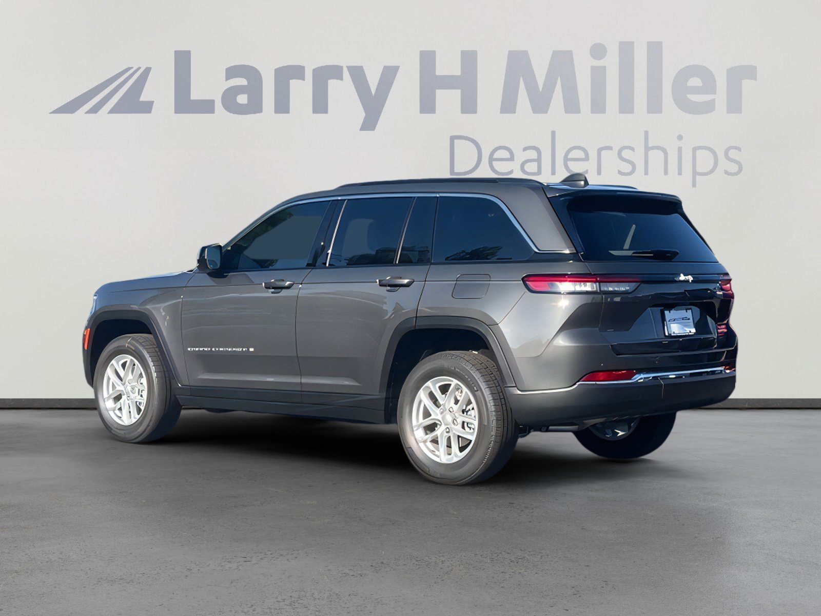 2025 Jeep Grand Cherokee Laredo X photo 2
