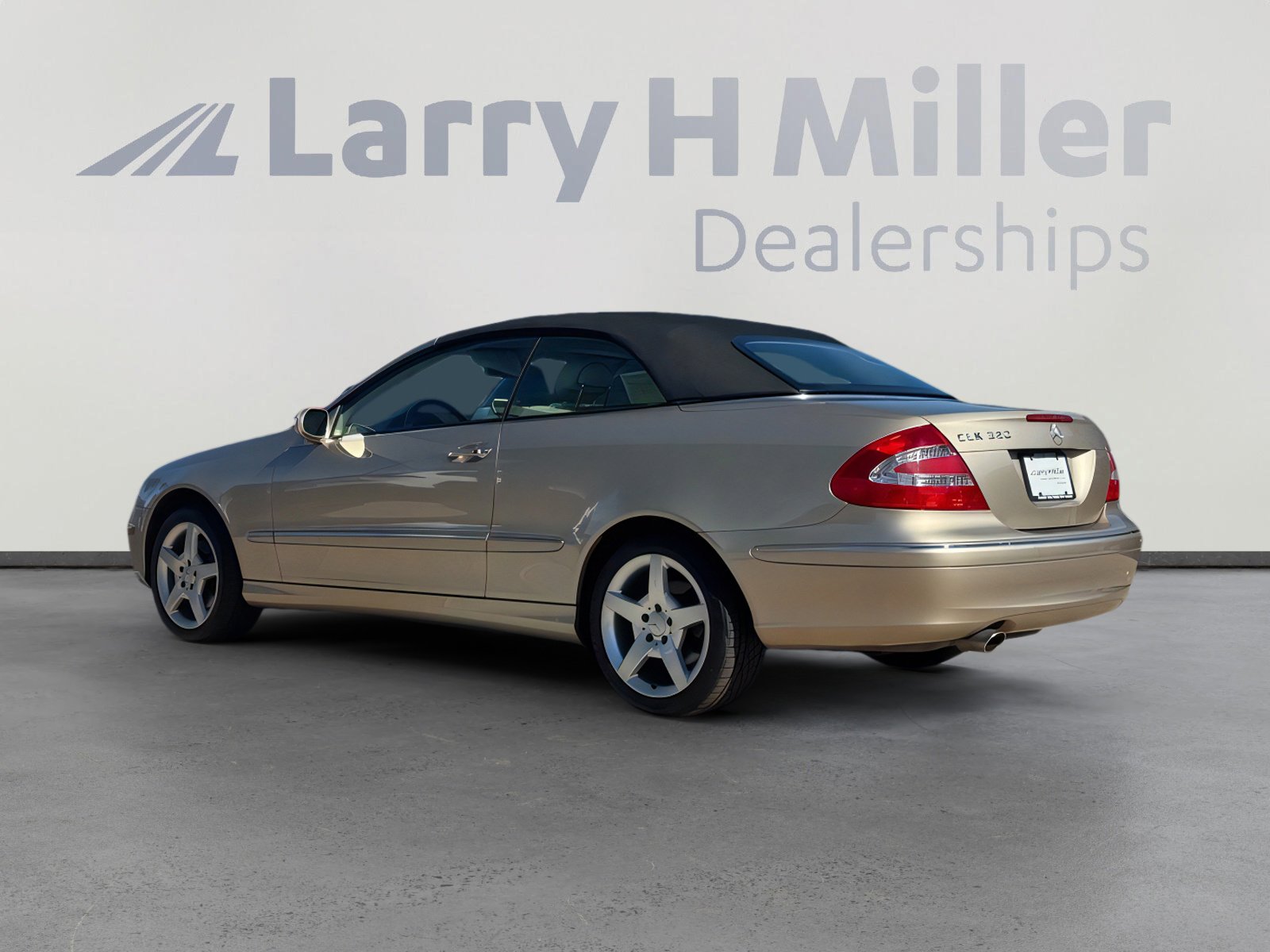 2004 Mercedes Benz CLK photo 2
