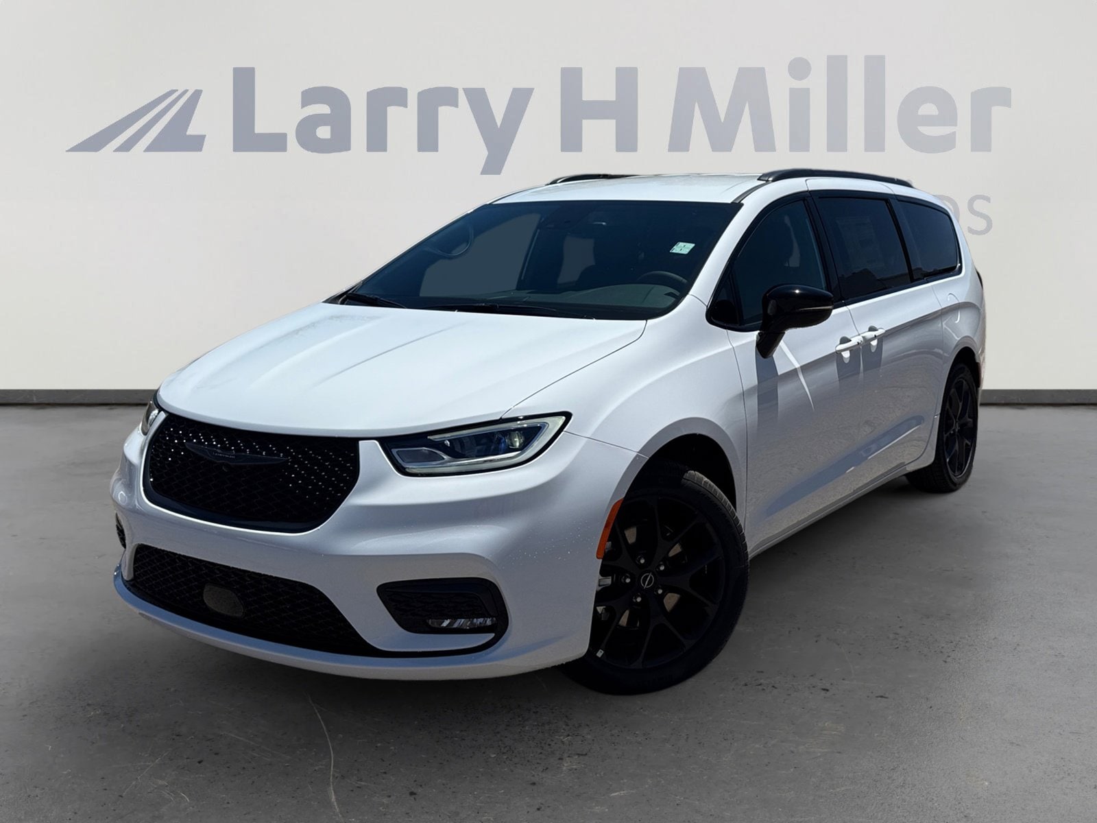 2026 Chrysler Pacifica Select's photo