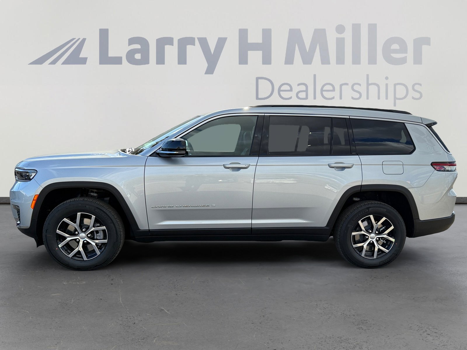 2025 Jeep Grand Cherokee Limited photo 3