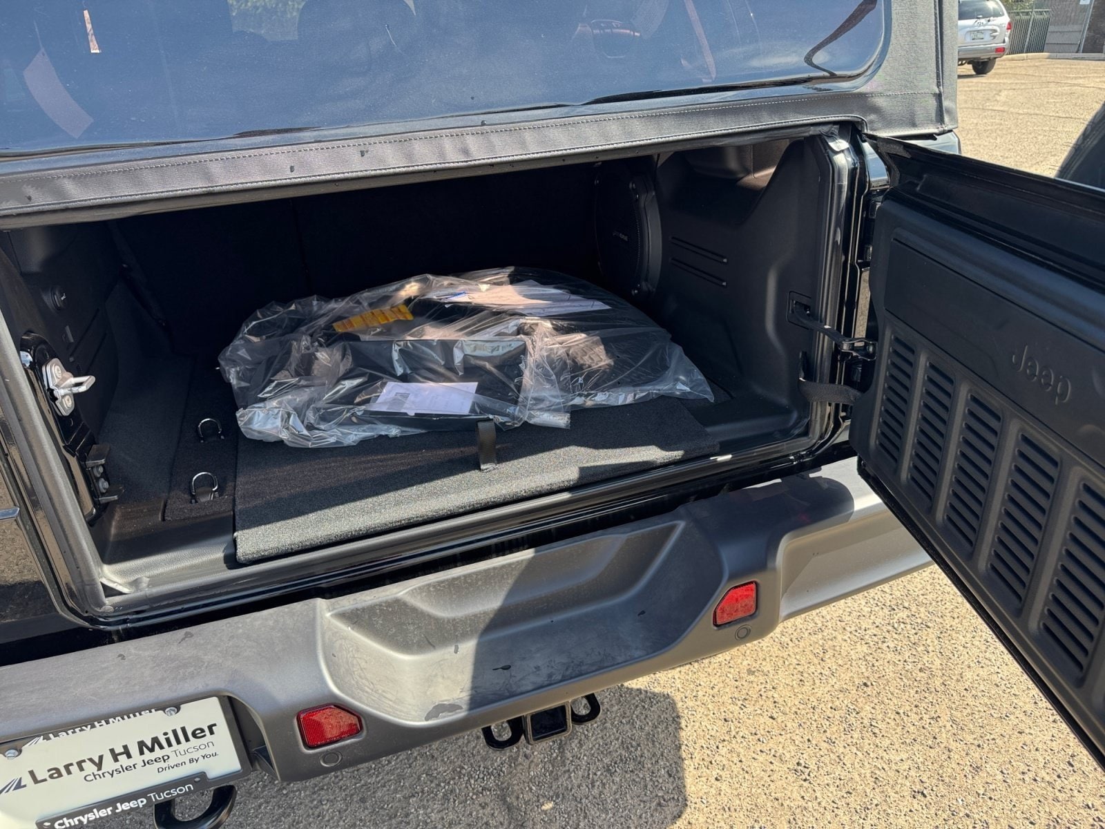 2026 Jeep Wrangler 4-Door Sahara - Photo 35