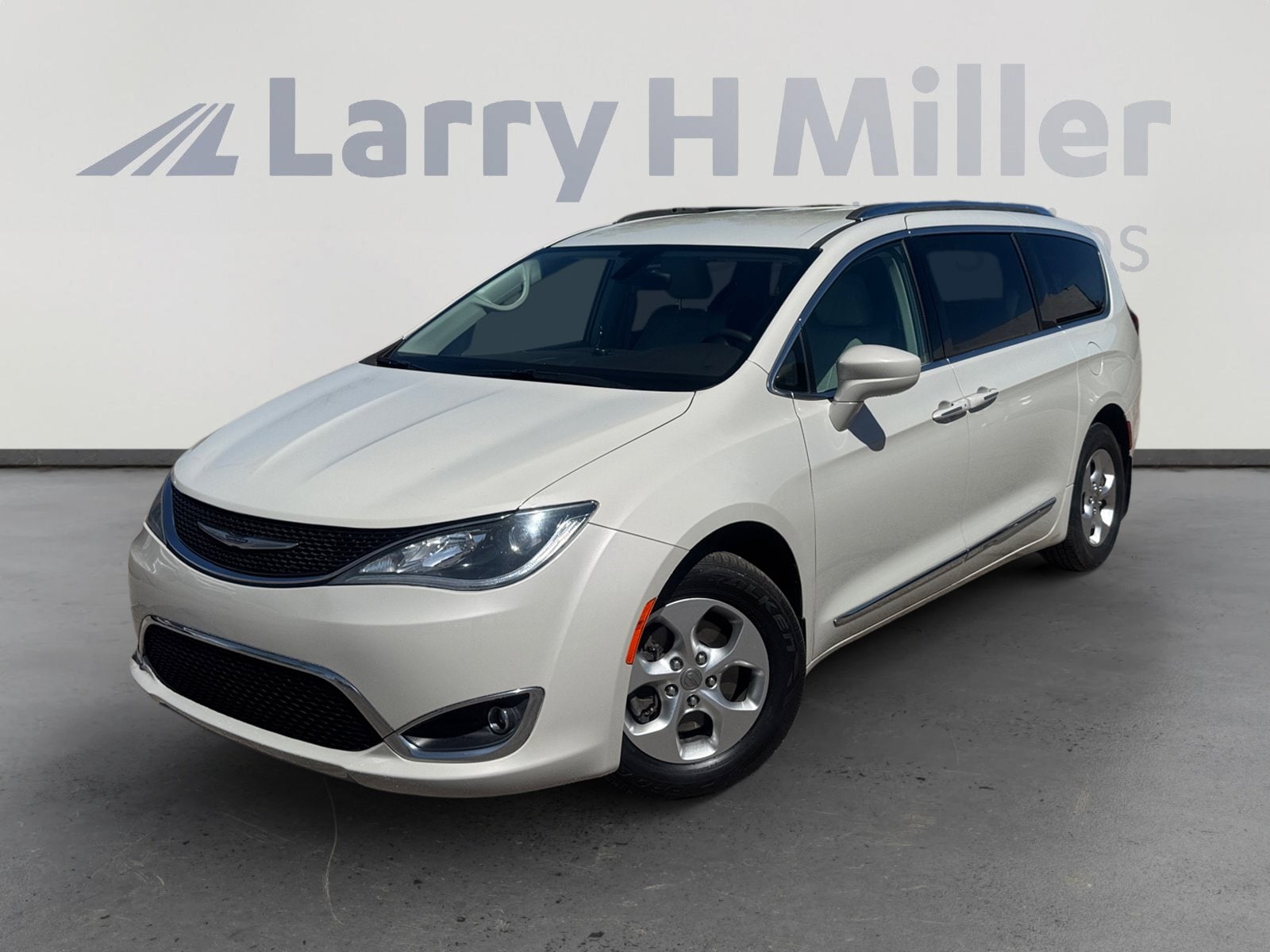 2017 Chrysler Pacifica Touring-L Plus's photo