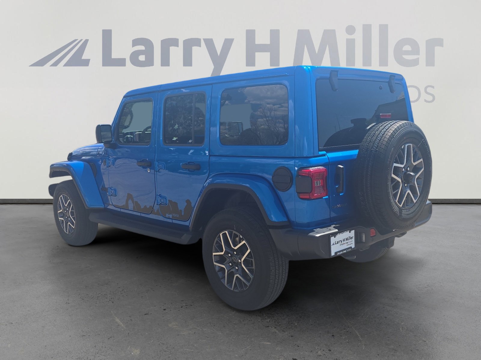 2025 Jeep Wrangler Sahara photo 4