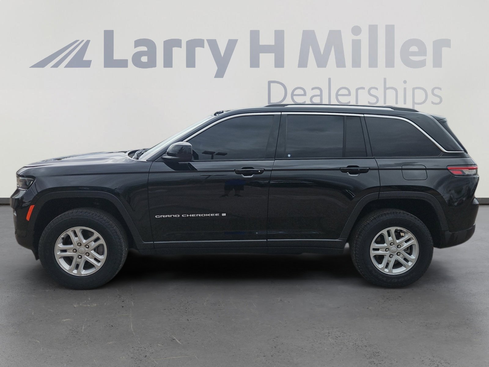 2023 Jeep Grand Cherokee Laredo photo 3