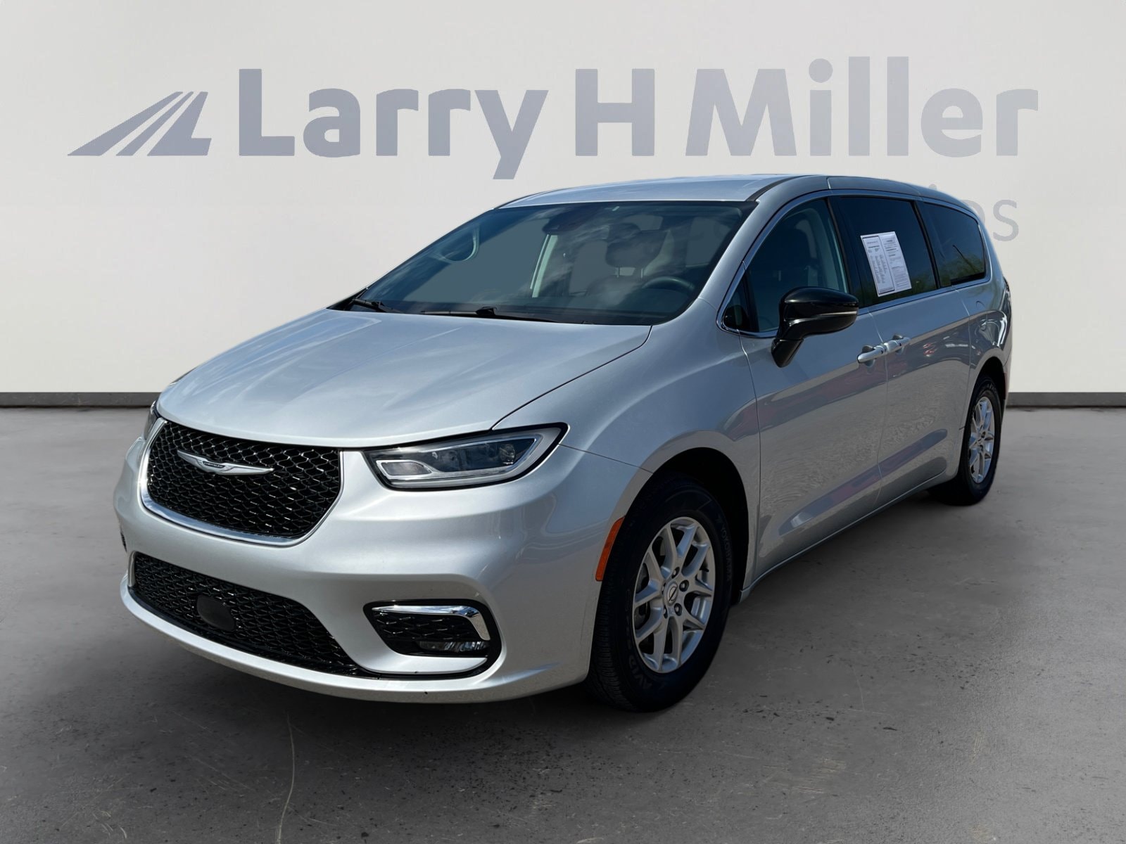 2024 Chrysler Pacifica Touring L's photo