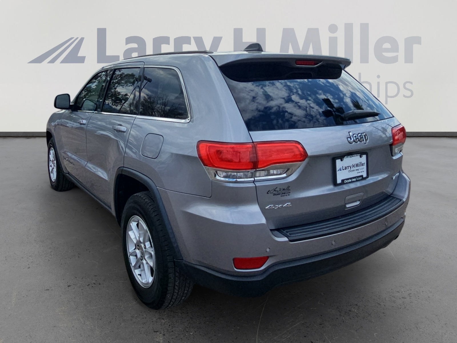 2019 Jeep Grand Cherokee Laredo photo 2