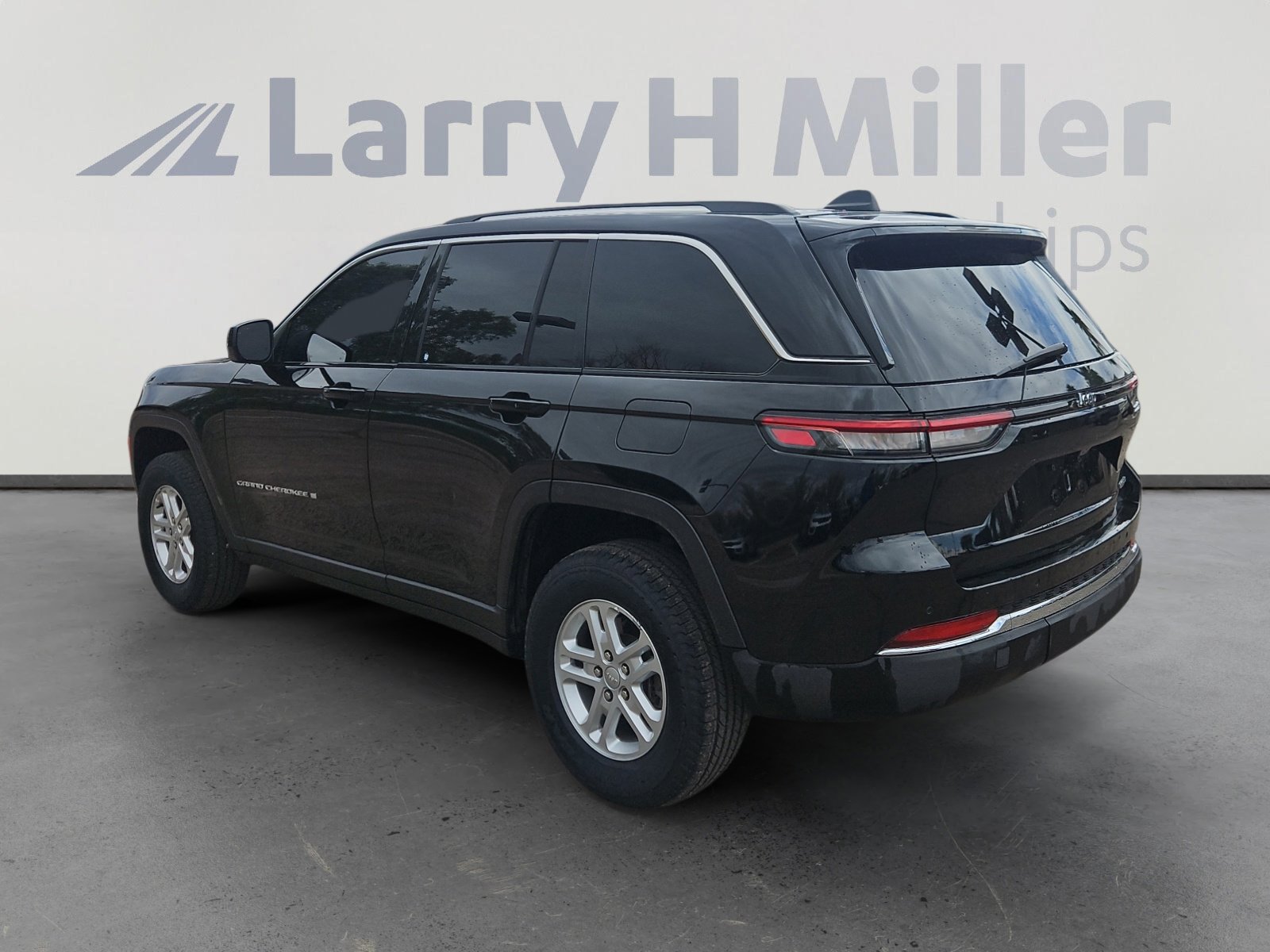 2023 Jeep Grand Cherokee Laredo photo 4