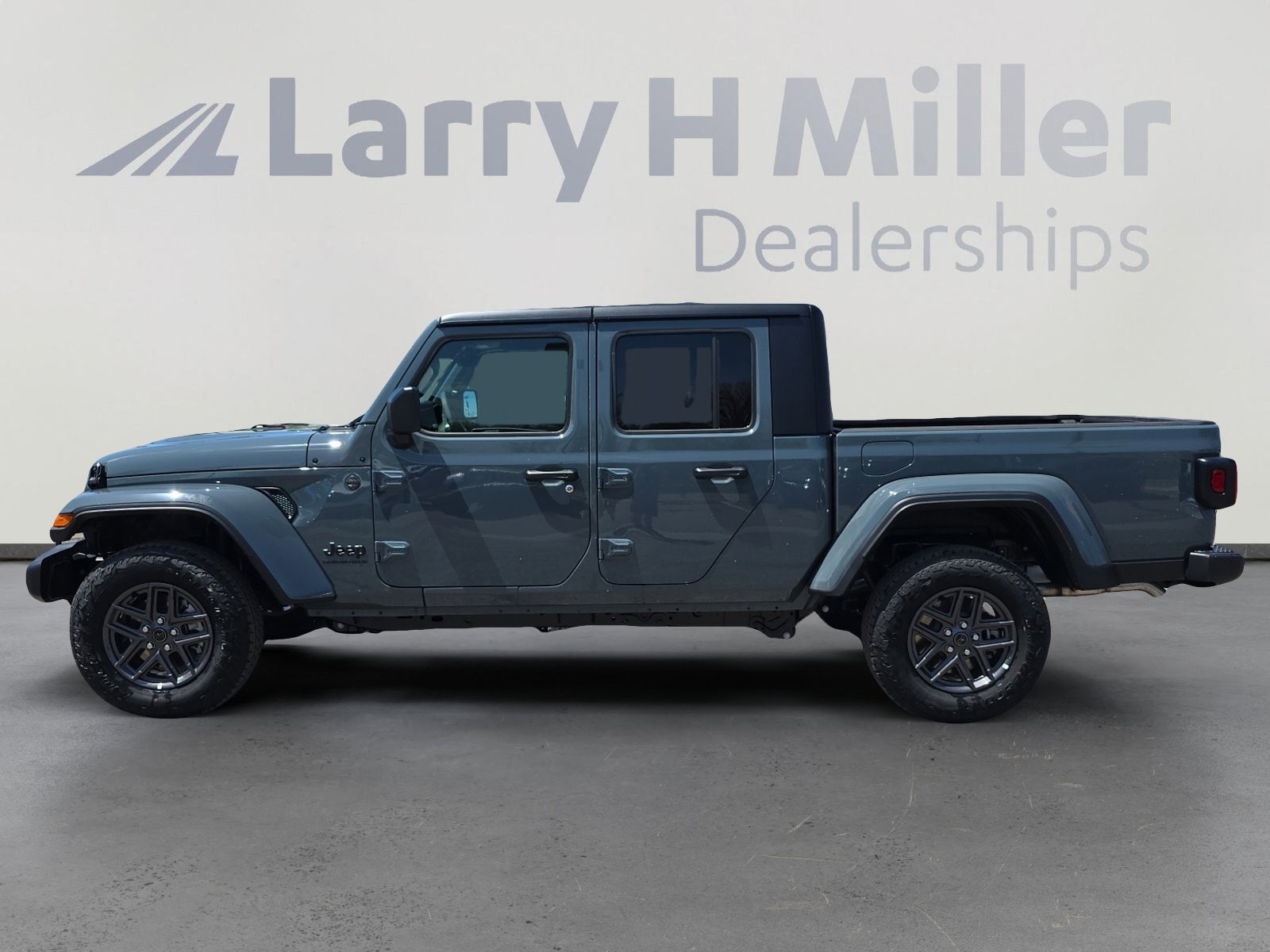 2025 Jeep Gladiator Sport S photo 3