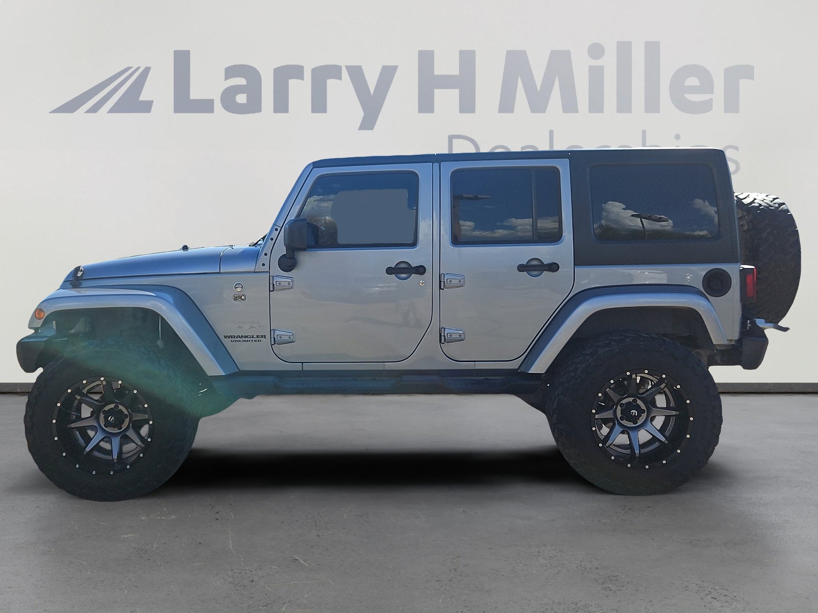 2014 Jeep Wrangler Unlimited Sahara photo 3
