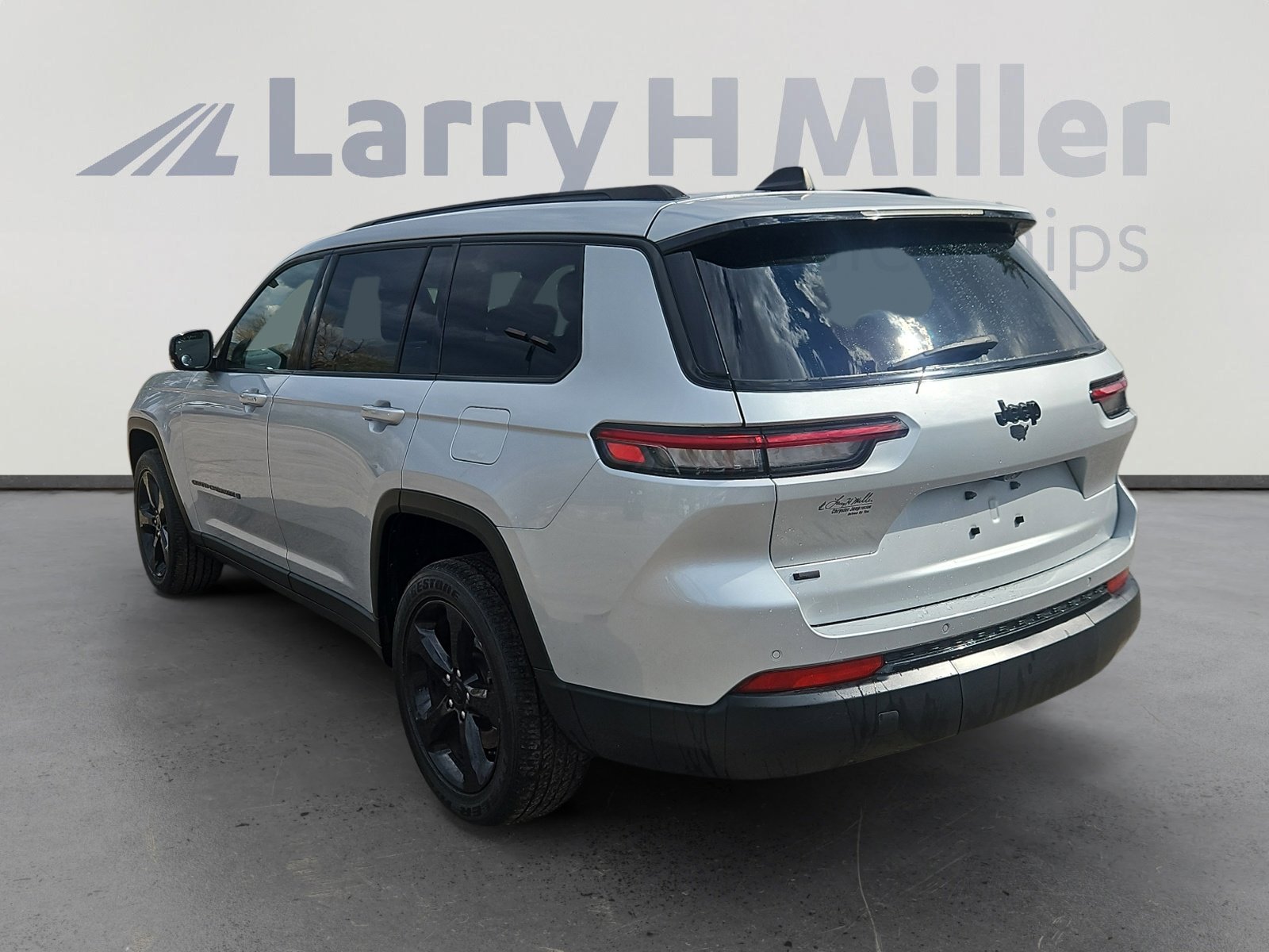 2022 Jeep Grand Cherokee Laredo Altitude photo 2