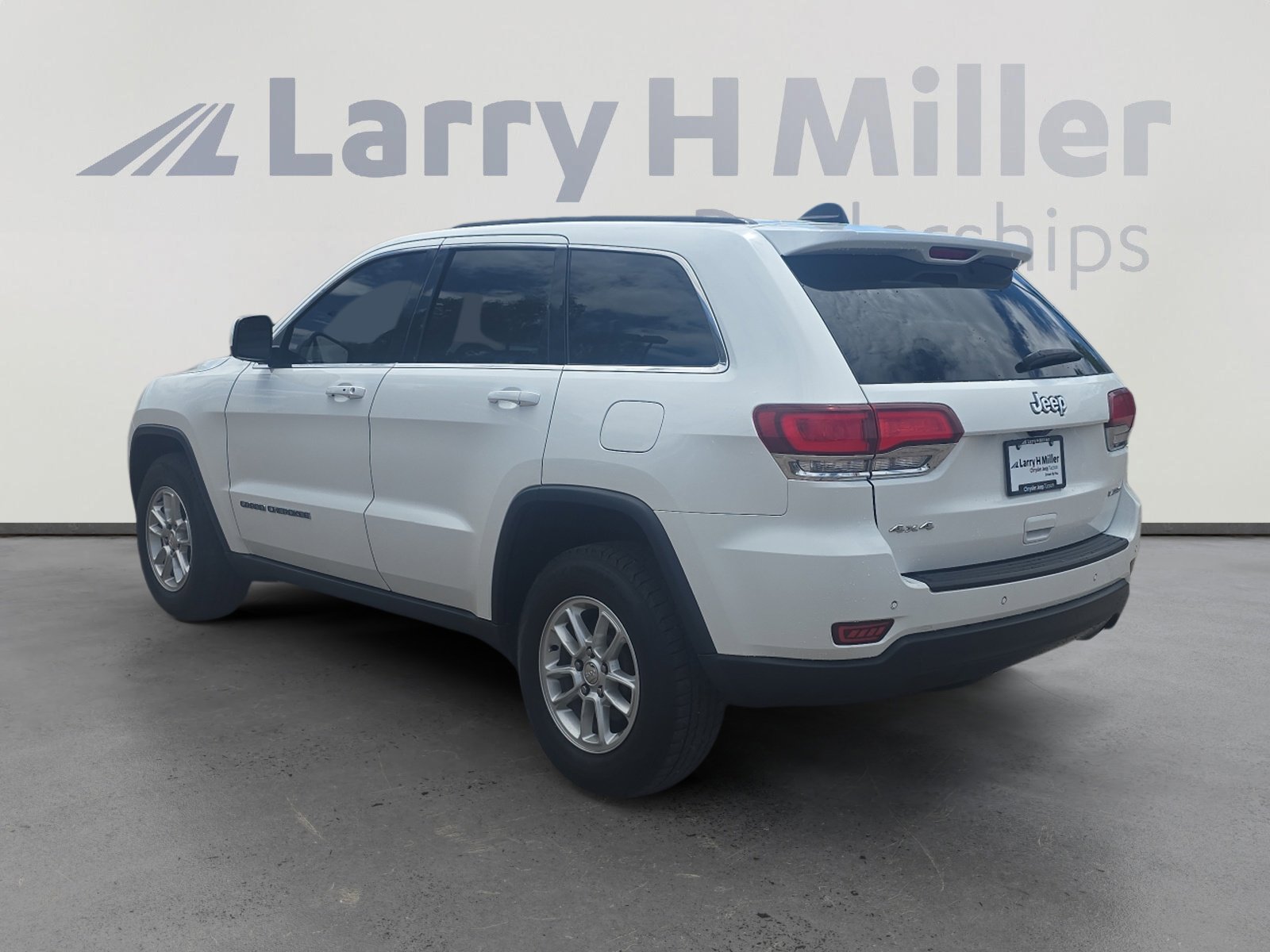 2020 Jeep Grand Cherokee Laredo photo 2