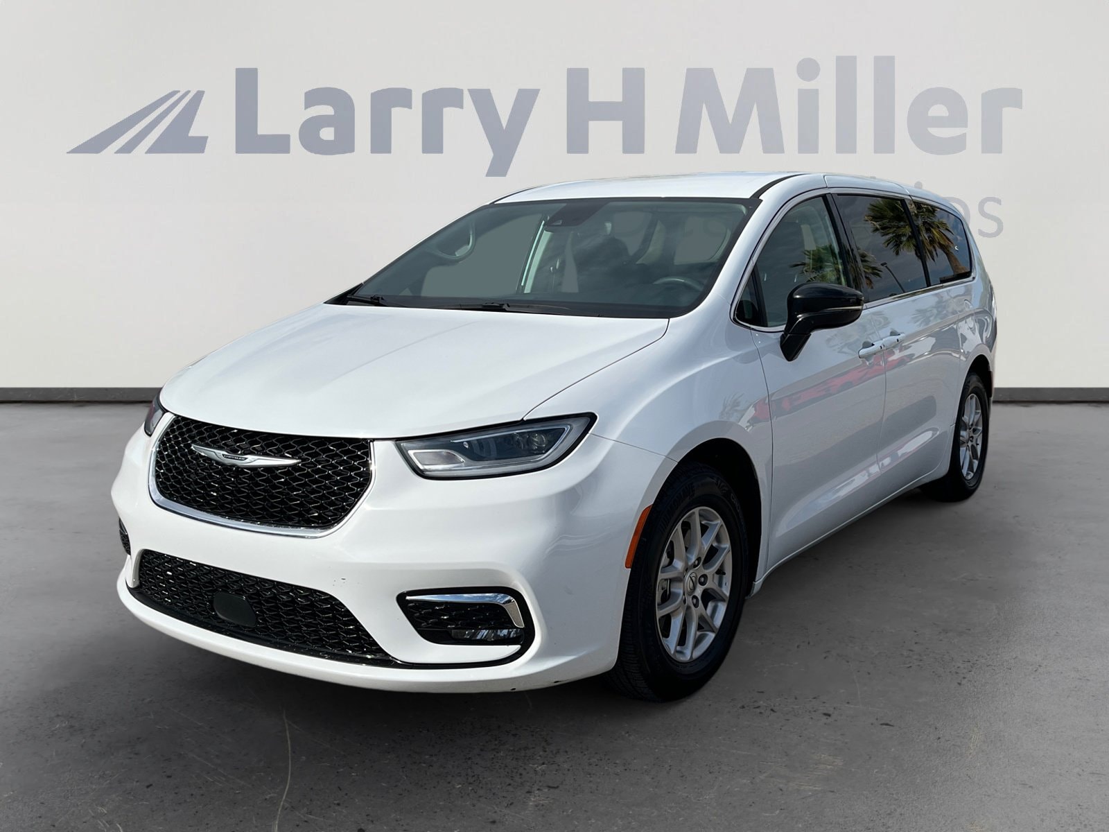 2024 Chrysler Pacifica Touring L's photo