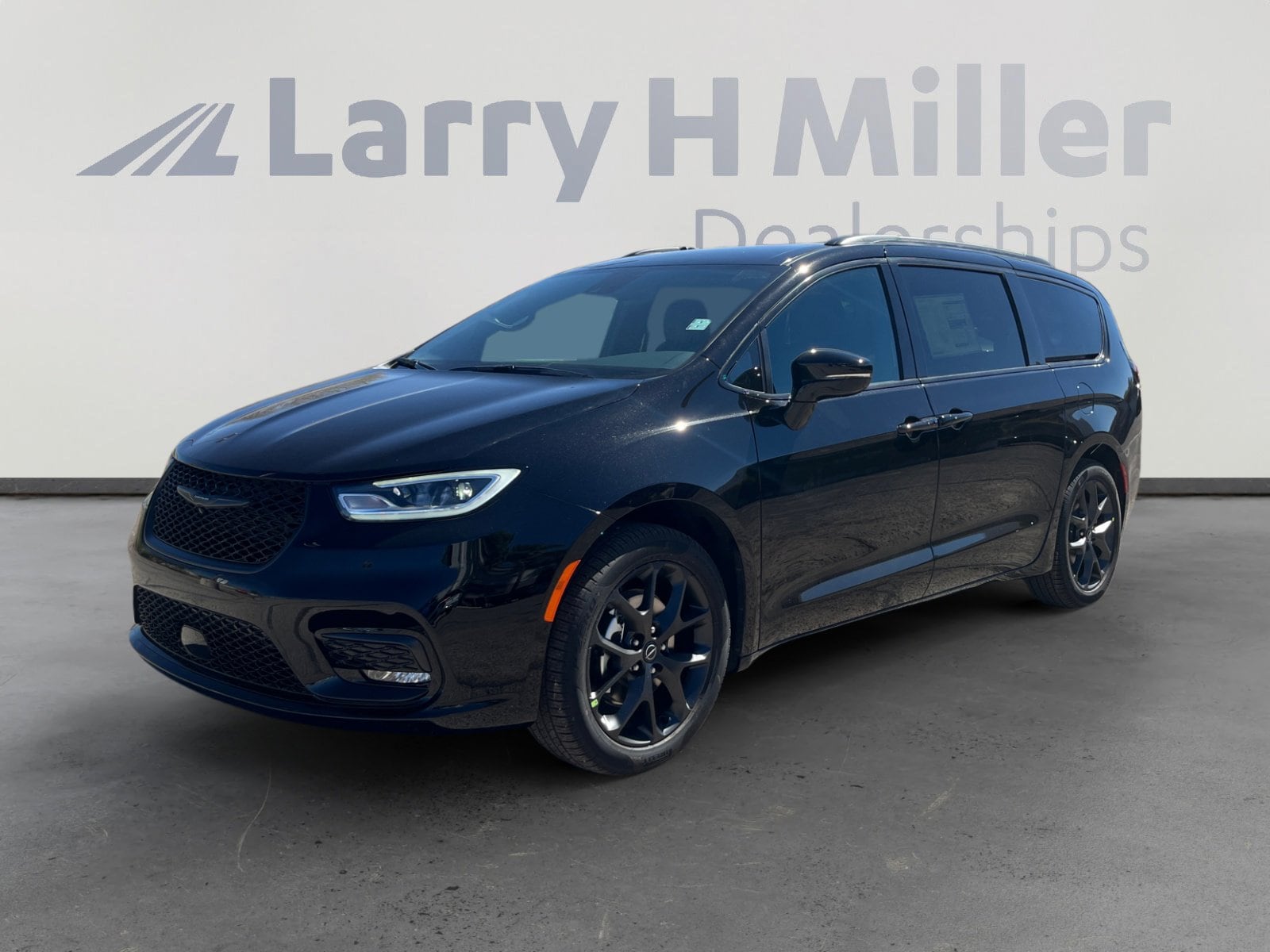 2026 Chrysler Pacifica Select's photo