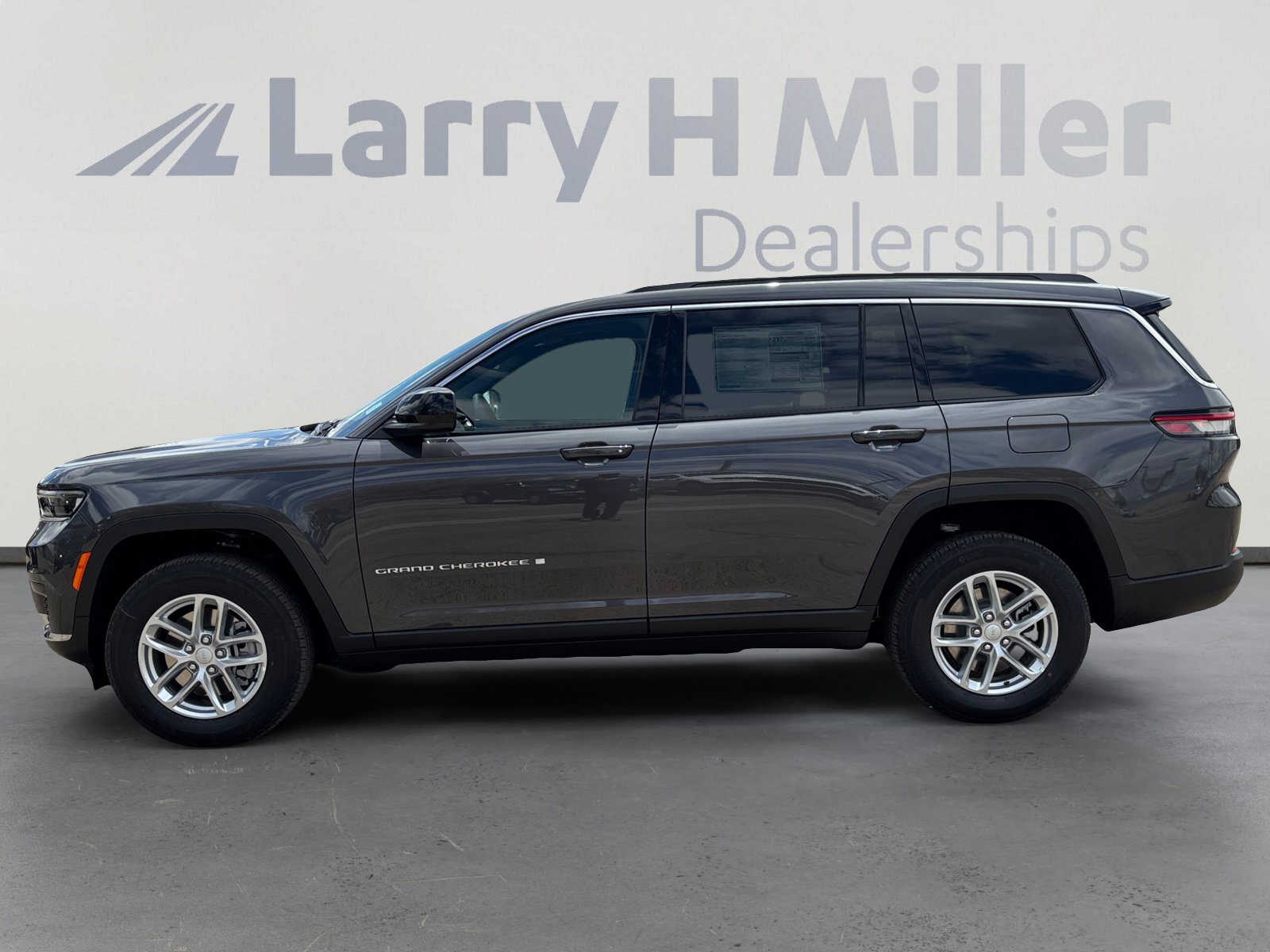 2025 Jeep Grand Cherokee Laredo X photo 3