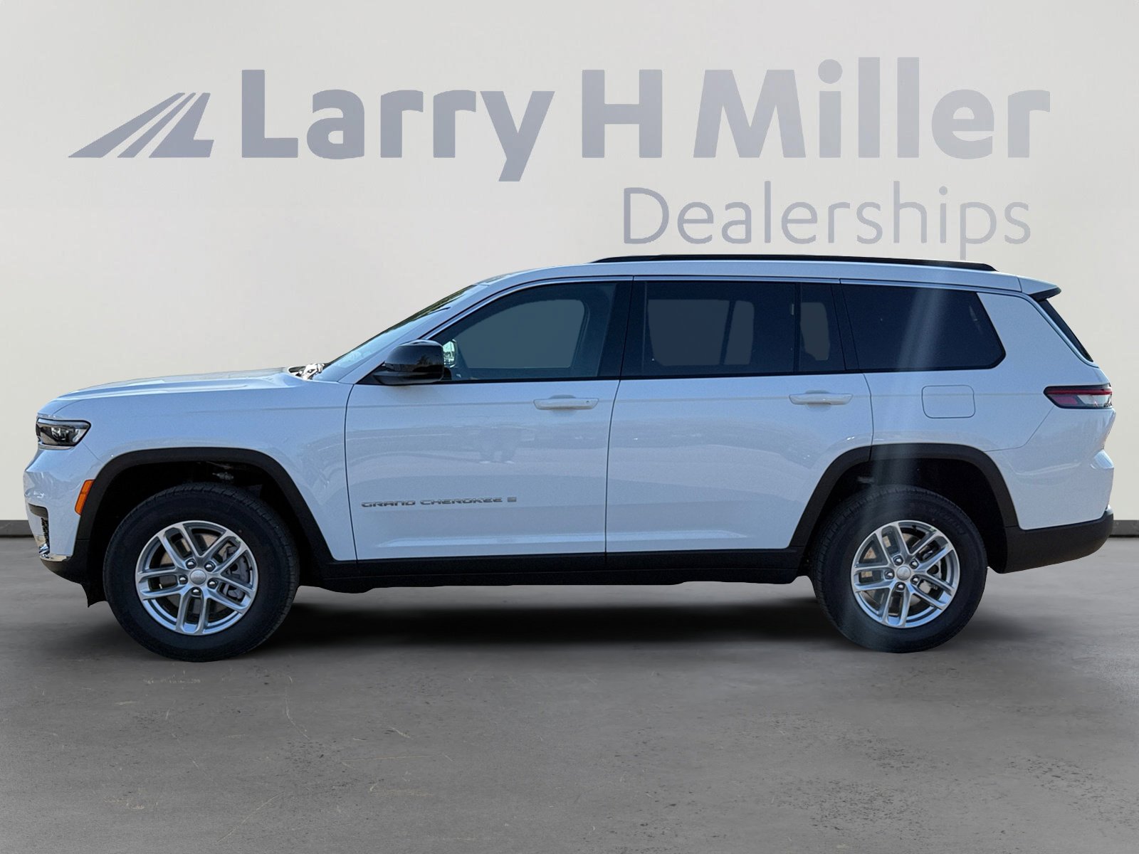 2025 Jeep Grand Cherokee Laredo X photo 3