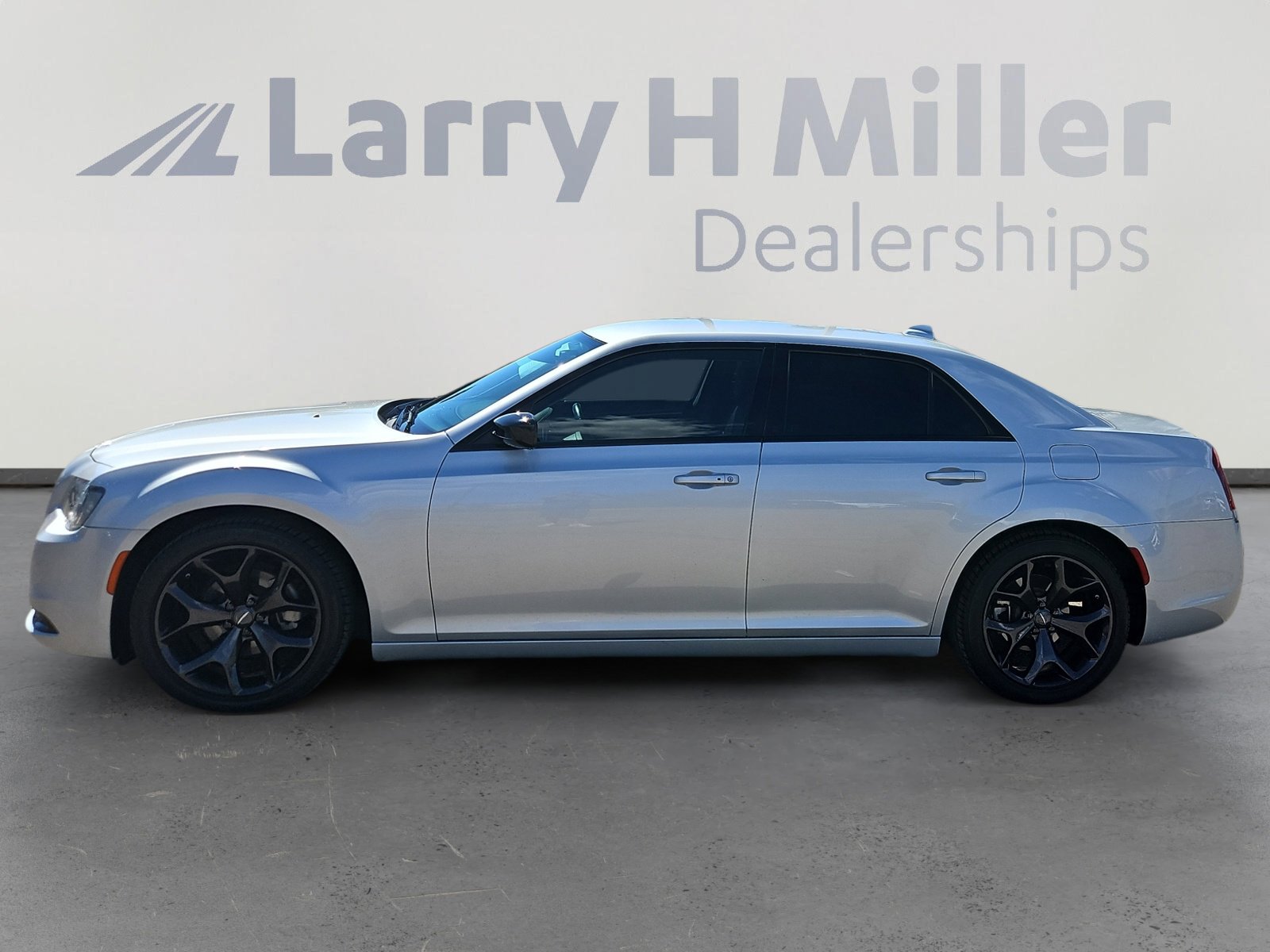 2022 Chrysler 300 Touring photo 3