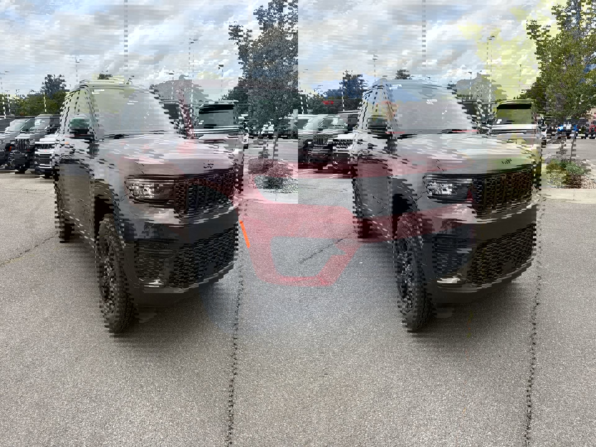 2025 Jeep Grand Cherokee Laredo photo 2