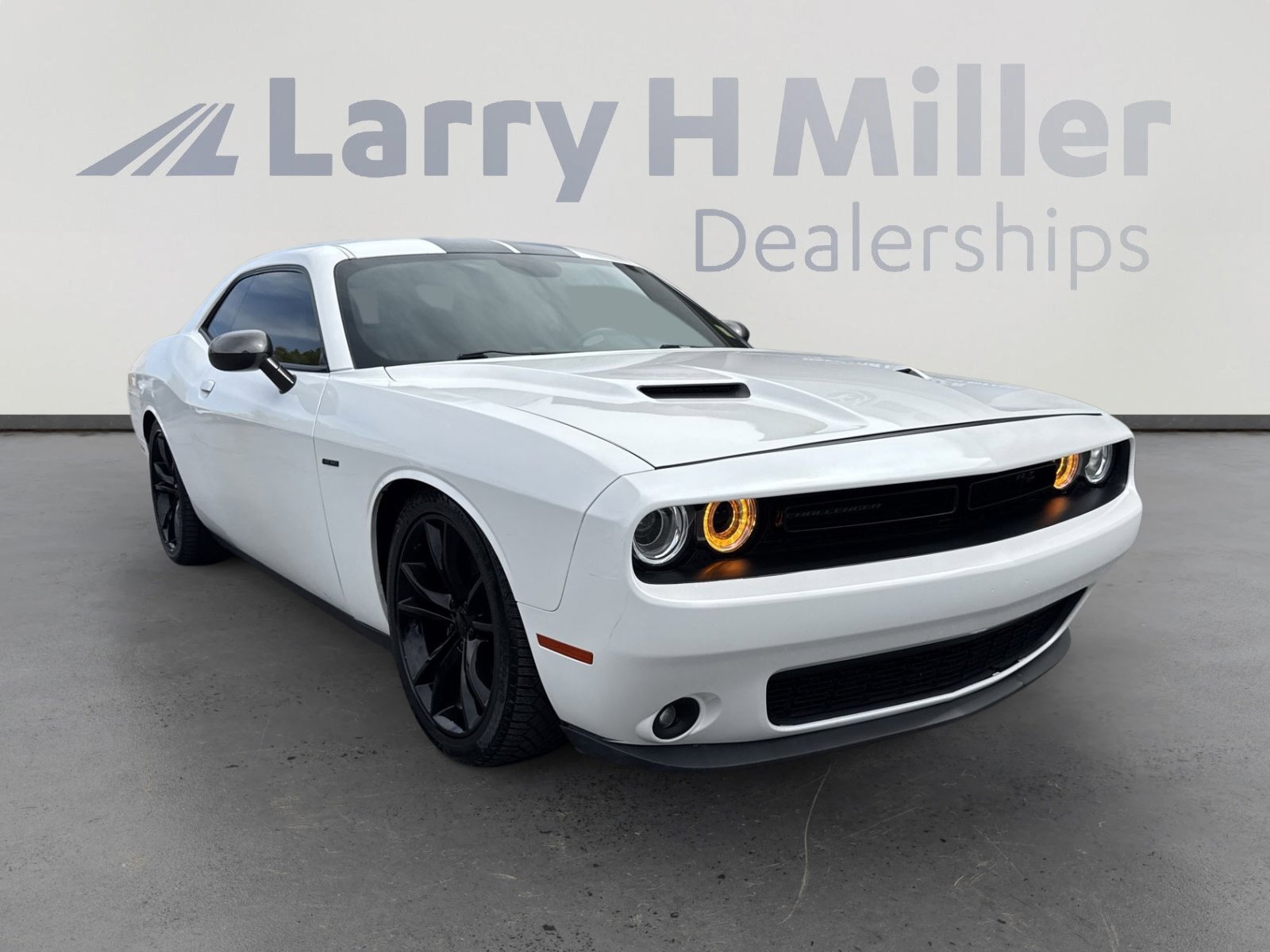 2016 Dodge Challenger SXT Plus photo 2