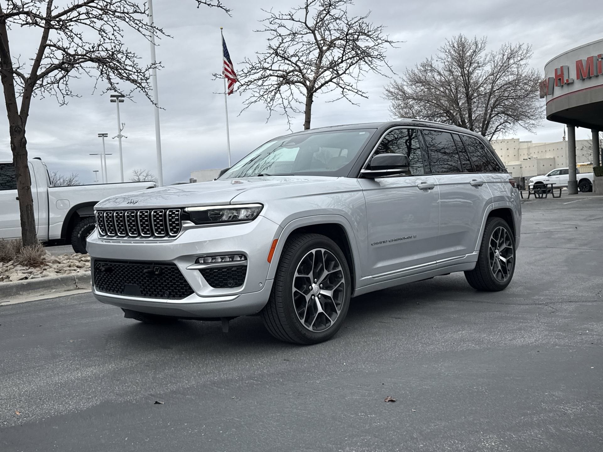 2022 Jeep Grand Cherokee Summit Reserve's photo