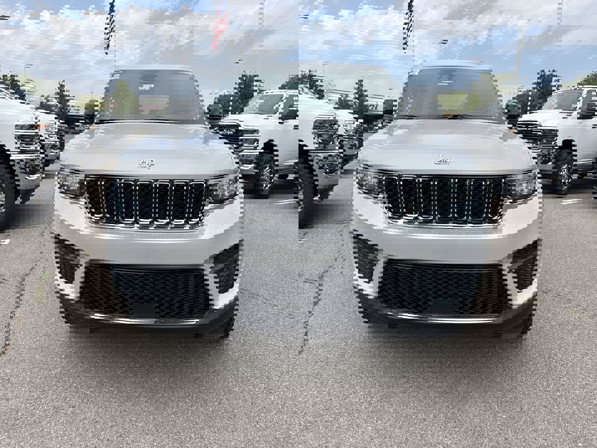 2025 Jeep Grand Cherokee Laredo X photo 3