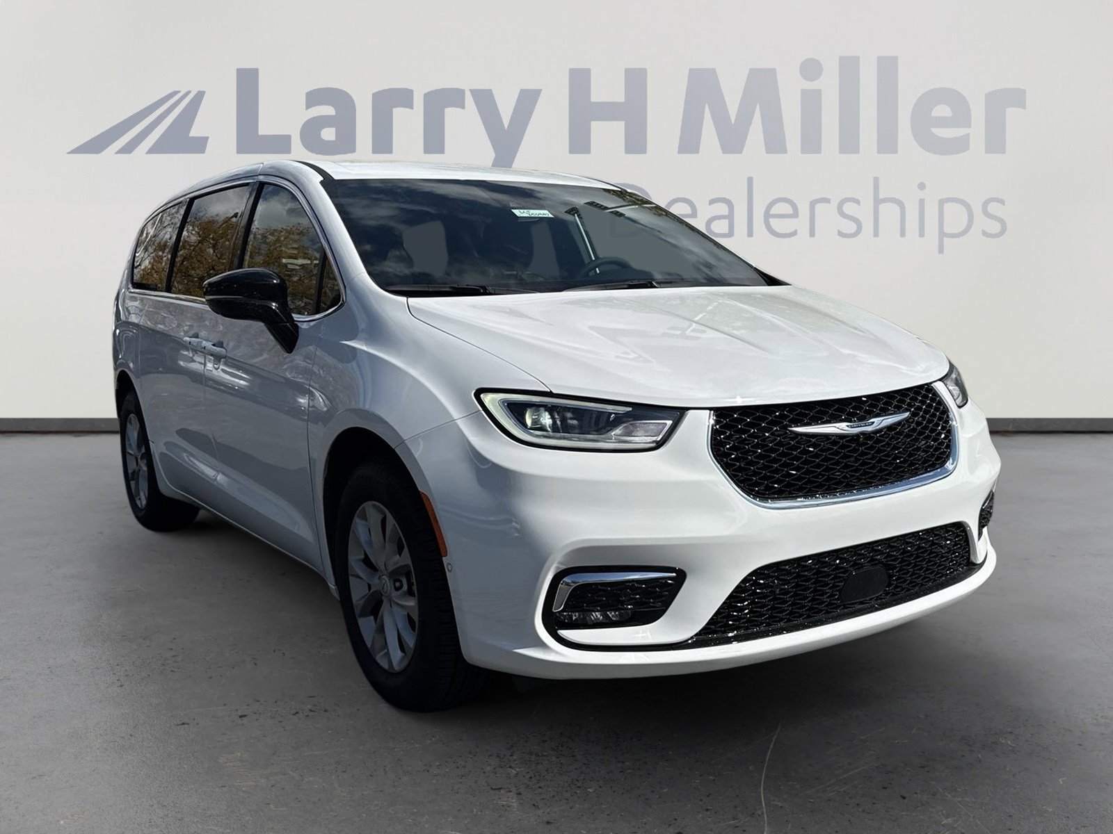 2025 Chrysler Pacifica photo 2