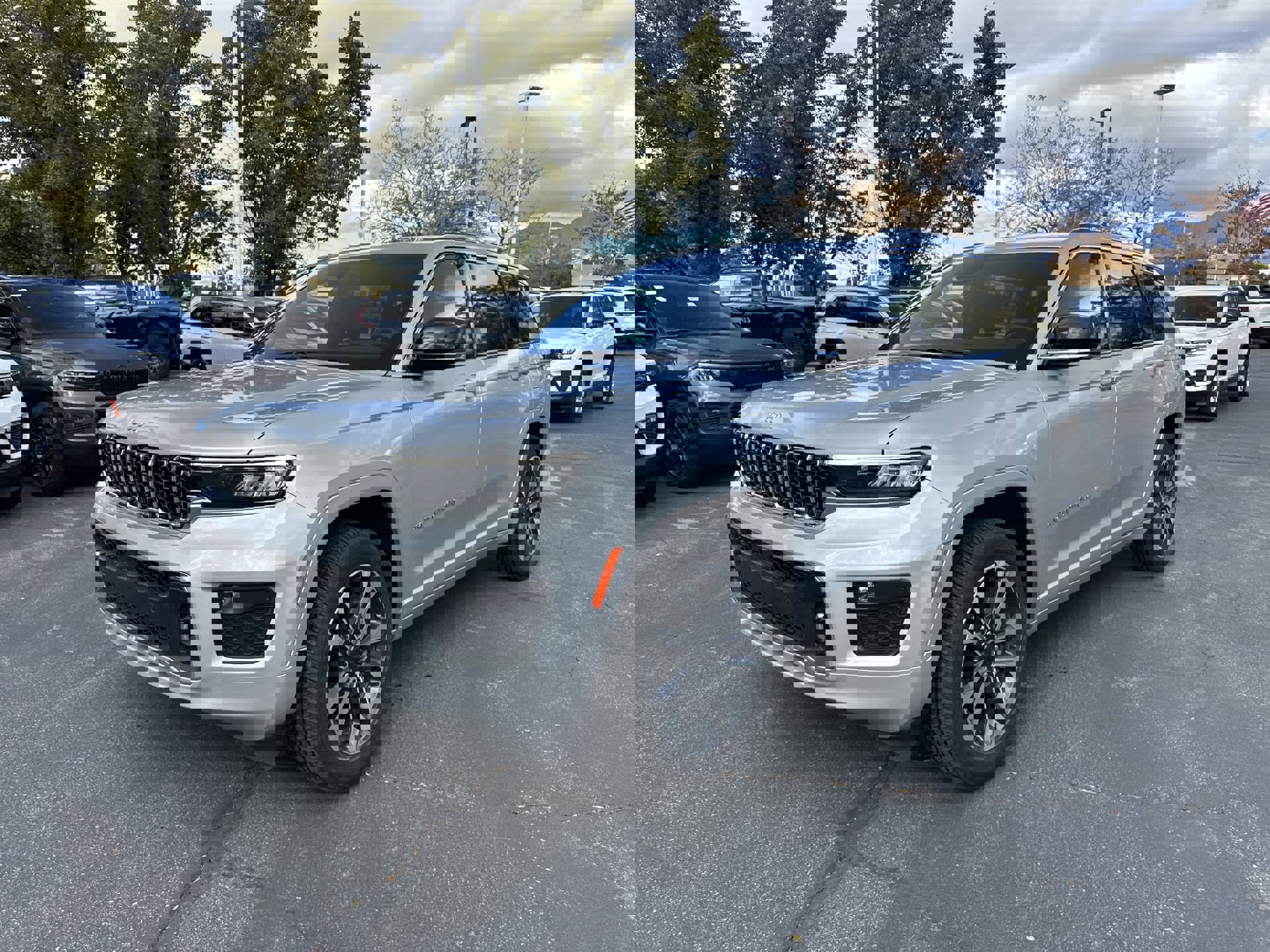 2025 Jeep Grand Cherokee Overland photo 4