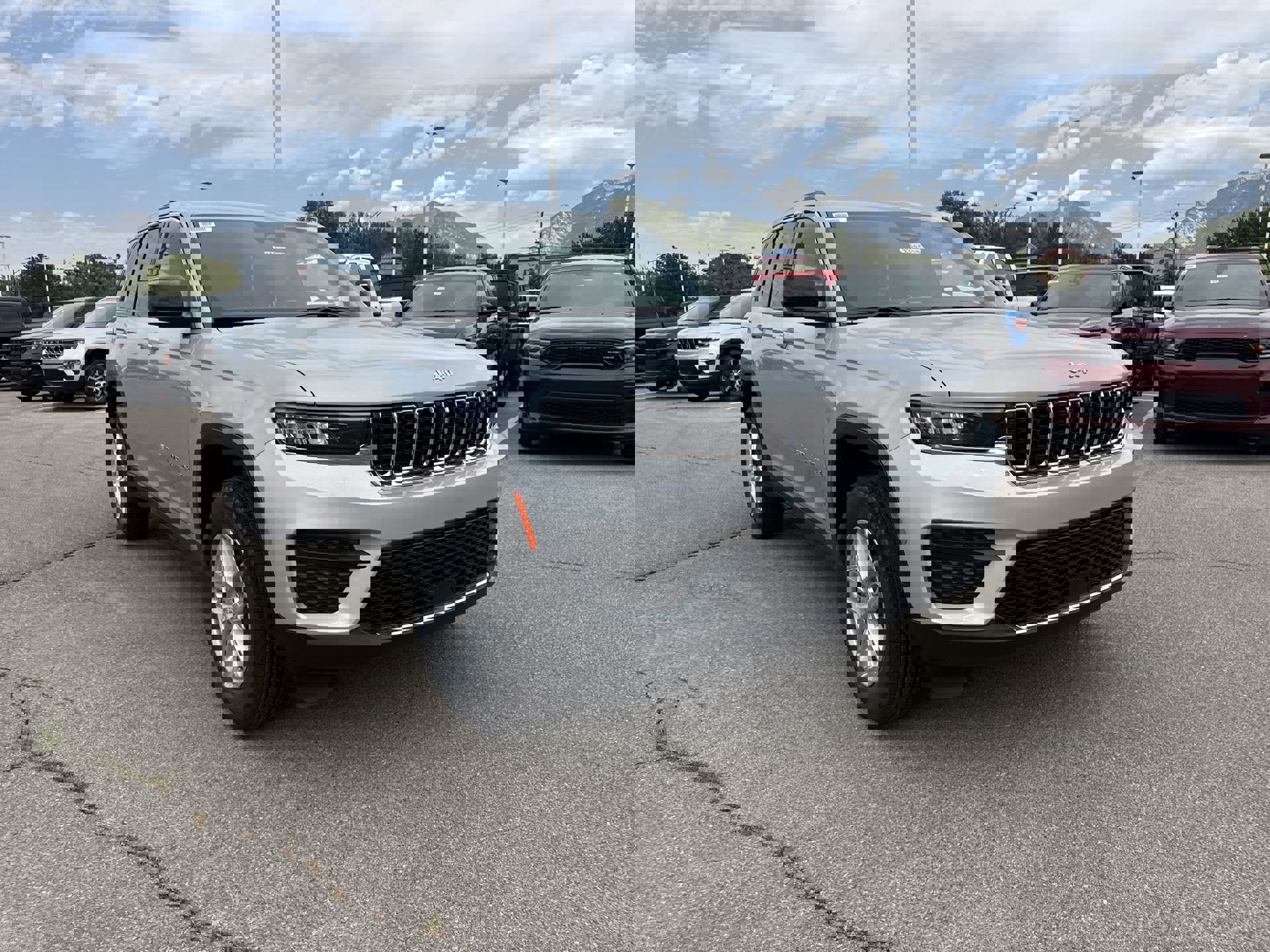 2025 Jeep Grand Cherokee Laredo X photo 2