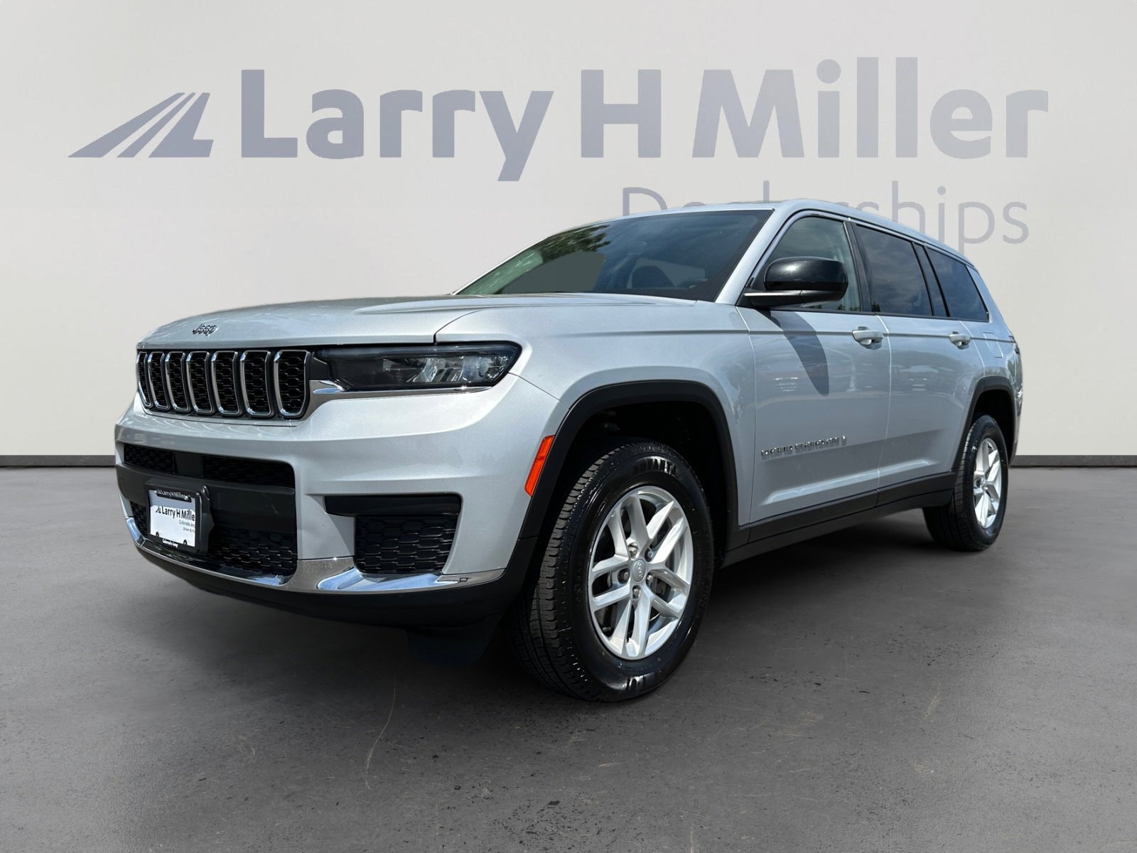 2023 Jeep Grand Cherokee L Laredo 4x4's photo