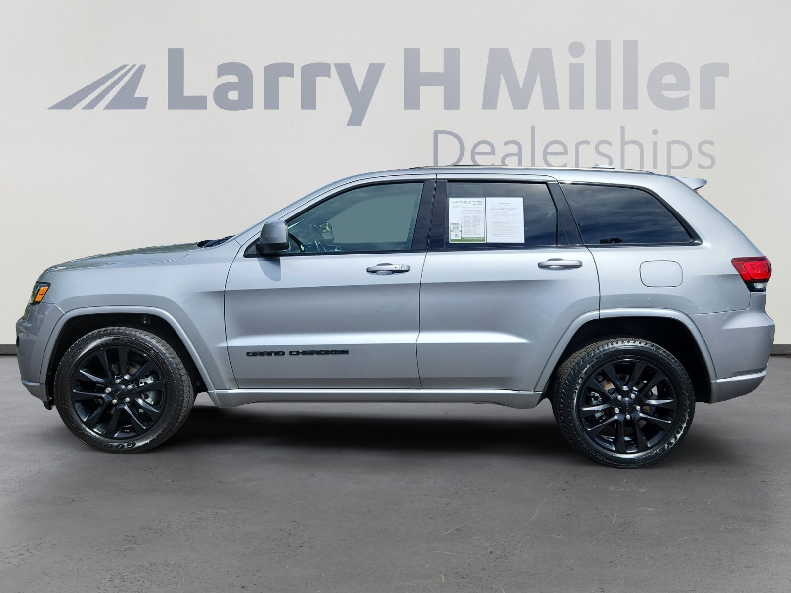 2018 Jeep Grand Cherokee Altitude photo 2