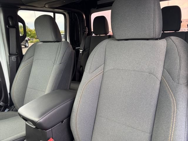 2025 Jeep Gladiator Willys - Photo 19