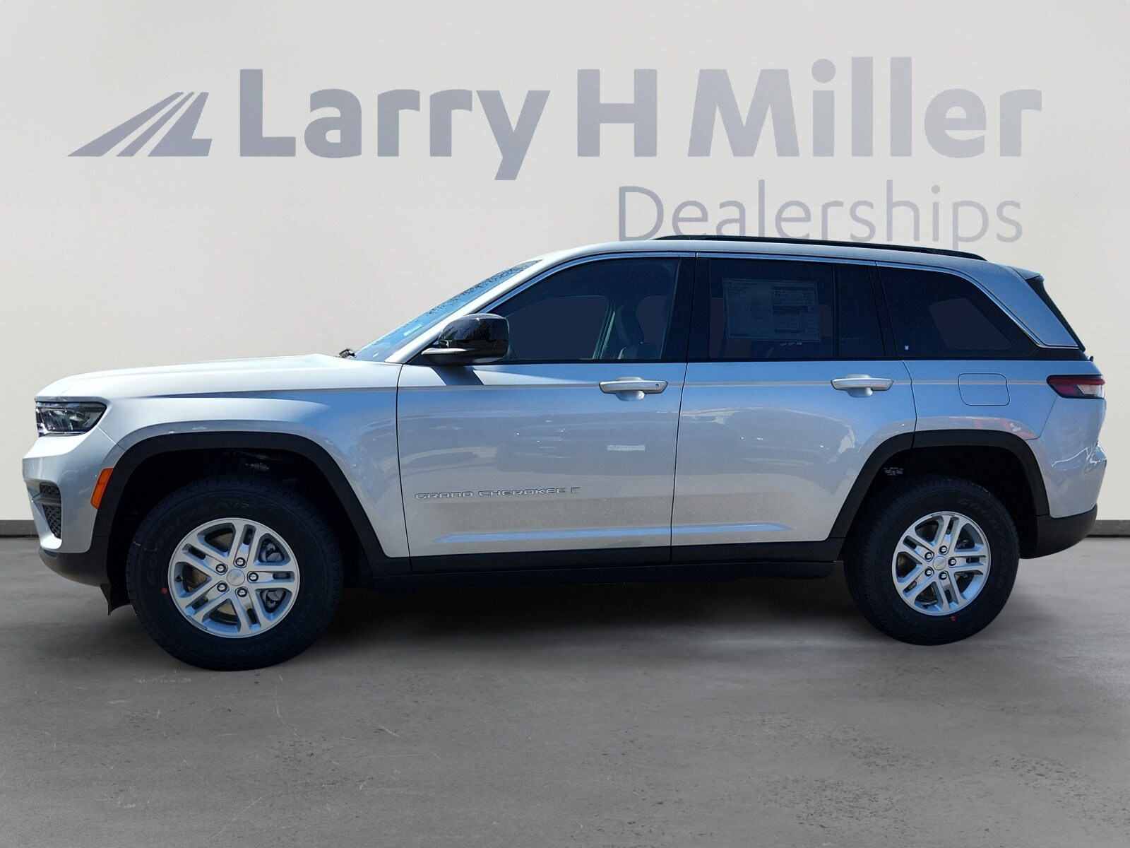 2025 Jeep Grand Cherokee Laredo photo 2