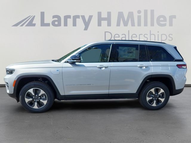 Her lip to ノースリーブ M ライトグレー Jeep Grand Cherokee 4xe | Denver, CO | Larry H. Miller Colorado Jeep