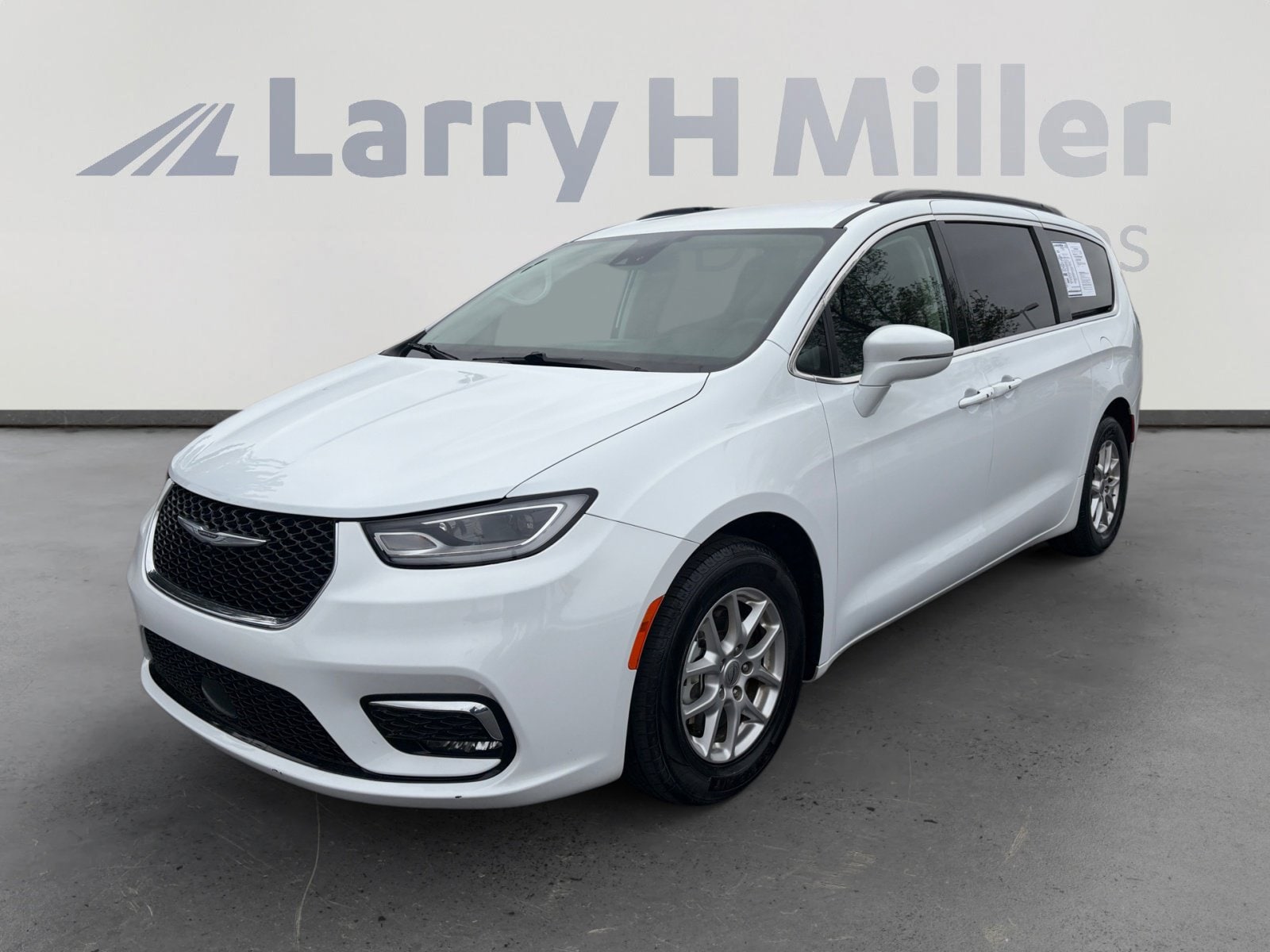 2022 Chrysler Pacifica Touring L's photo