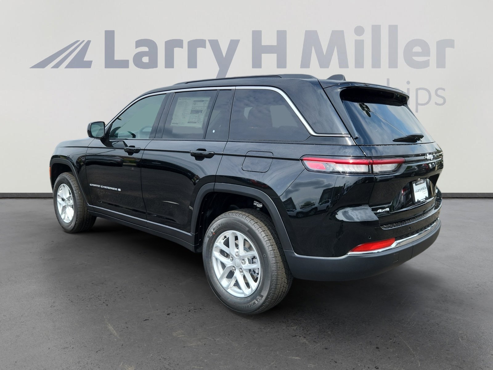 2025 Jeep Grand Cherokee Laredo X photo 3