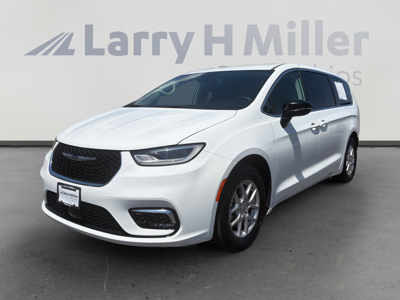 2024 Chrysler Pacifica Touring L's photo