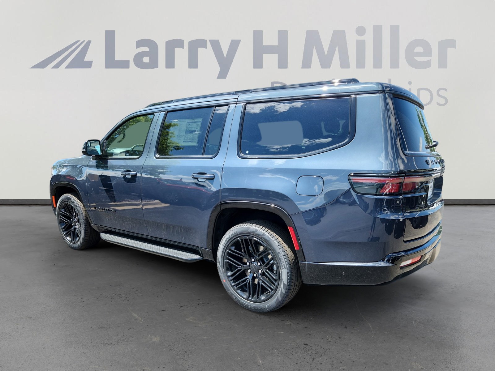 2025 Jeep Wagoneer Series II Carbide photo 3