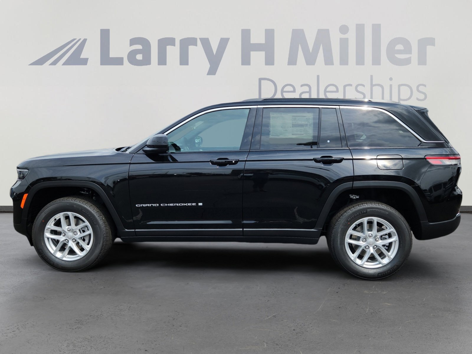 2025 Jeep Grand Cherokee Laredo X photo 2