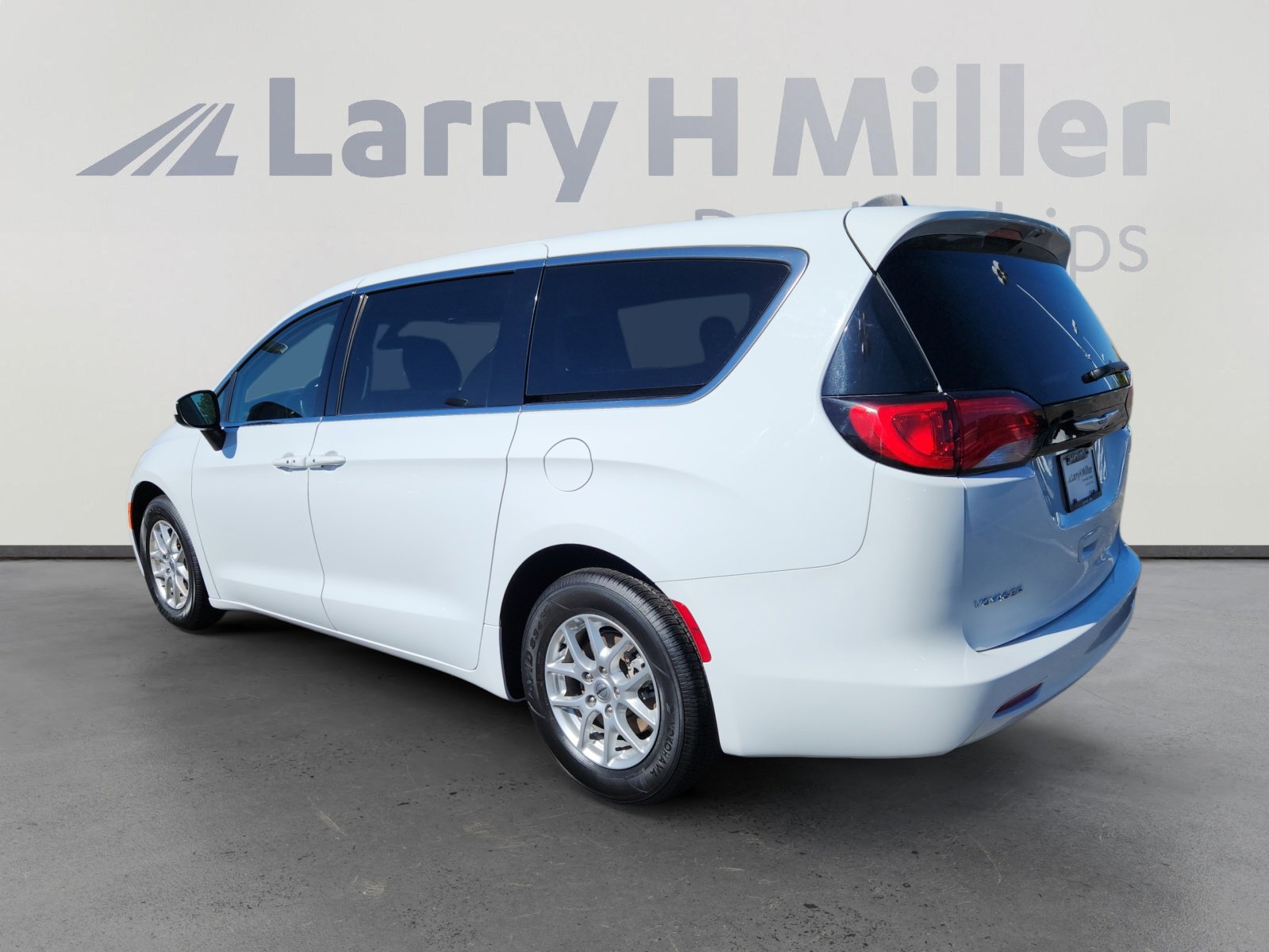 2022 Chrysler Voyager LX photo 3