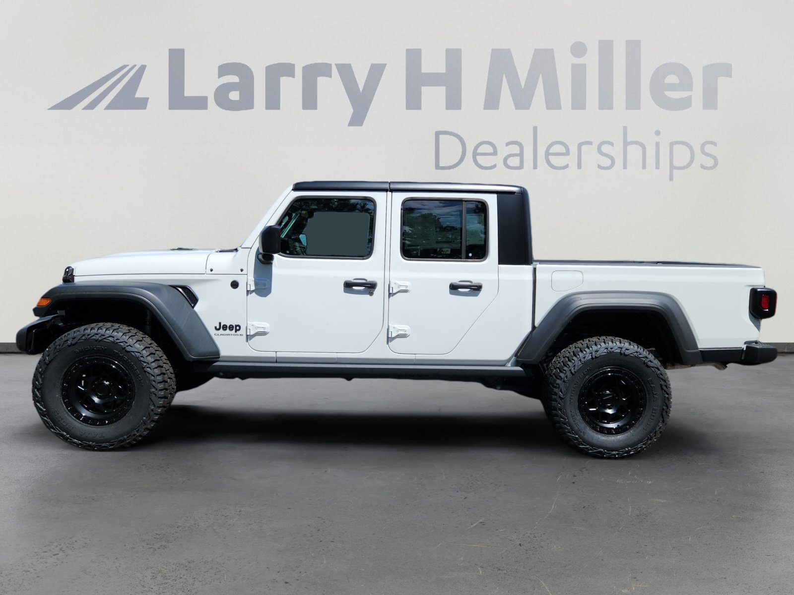 2025 Jeep Gladiator Sport S photo 2