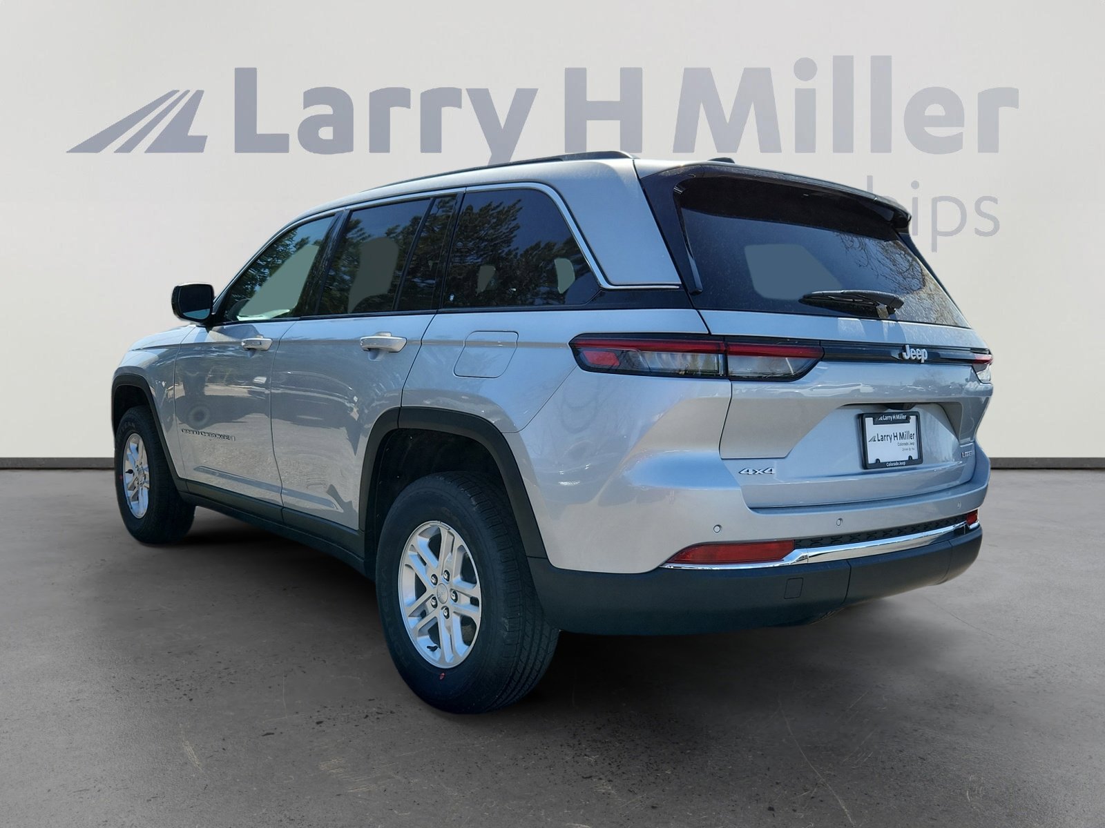2025 Jeep Grand Cherokee Laredo photo 3